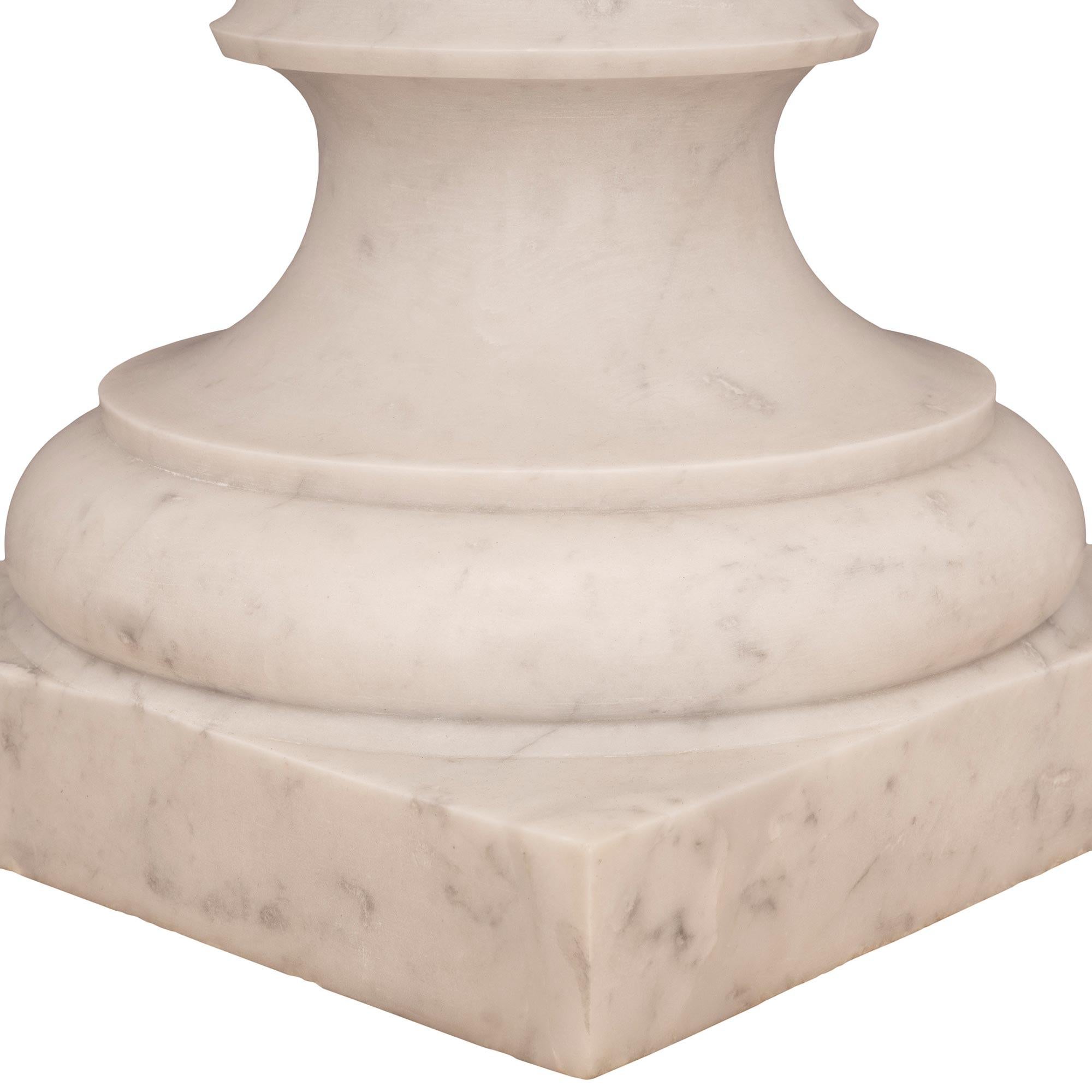 urne italienne Louis XVI du 19ème siècle en marbre blanc de Carrare en vente 4