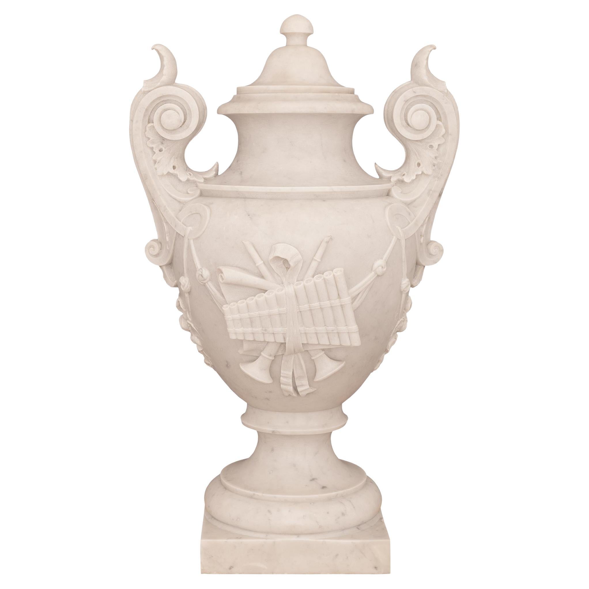 urne italienne Louis XVI du 19ème siècle en marbre blanc de Carrare