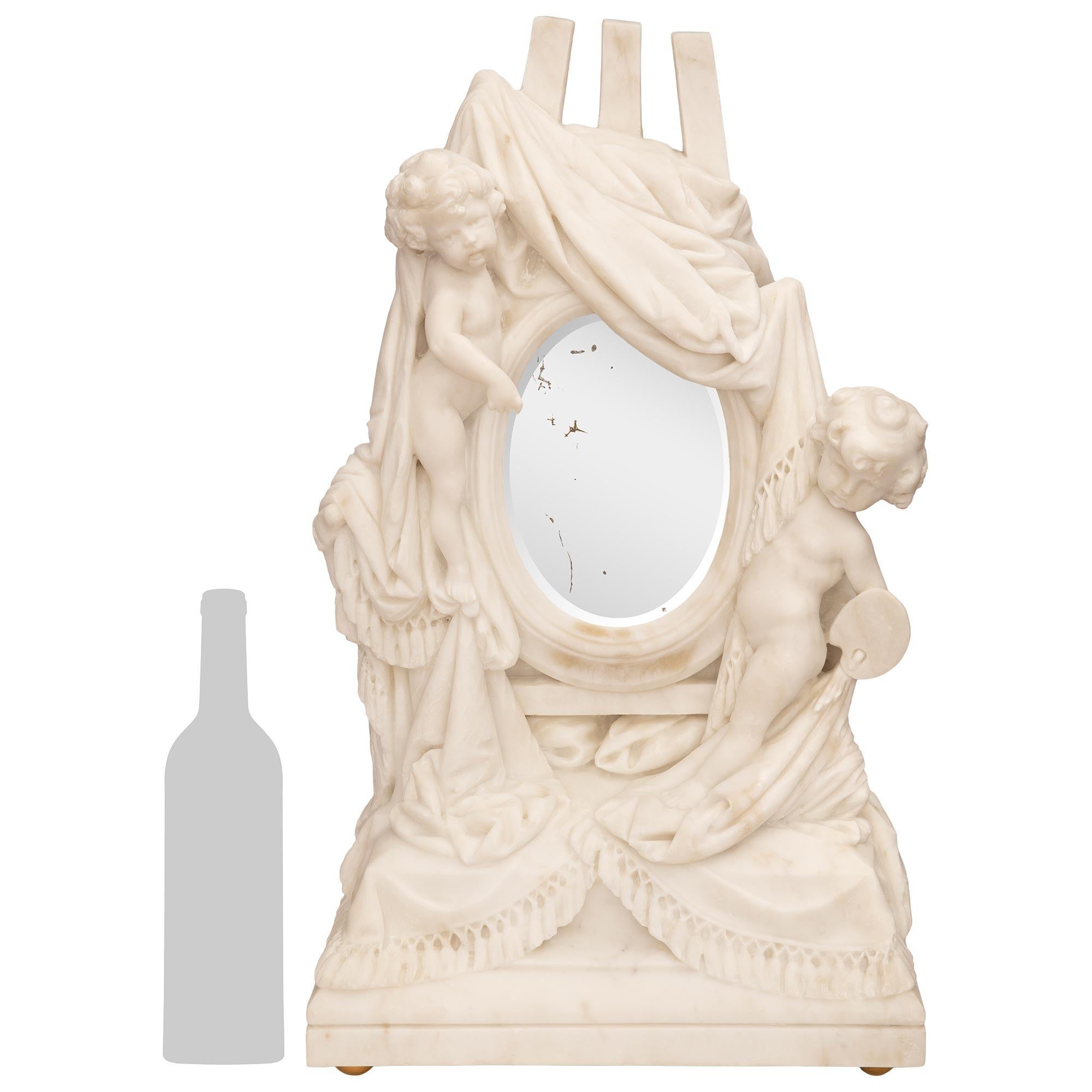 Miroir de courtoisie en marbre blanc de Carrare, de style Louis XVI, du XIXe siècle. Ce beau miroir de courtoisie finement détaillé présente sa plaque de miroir d'origine et est surélevé par une base en marbre à bords marbrés. Le miroir ovale, placé