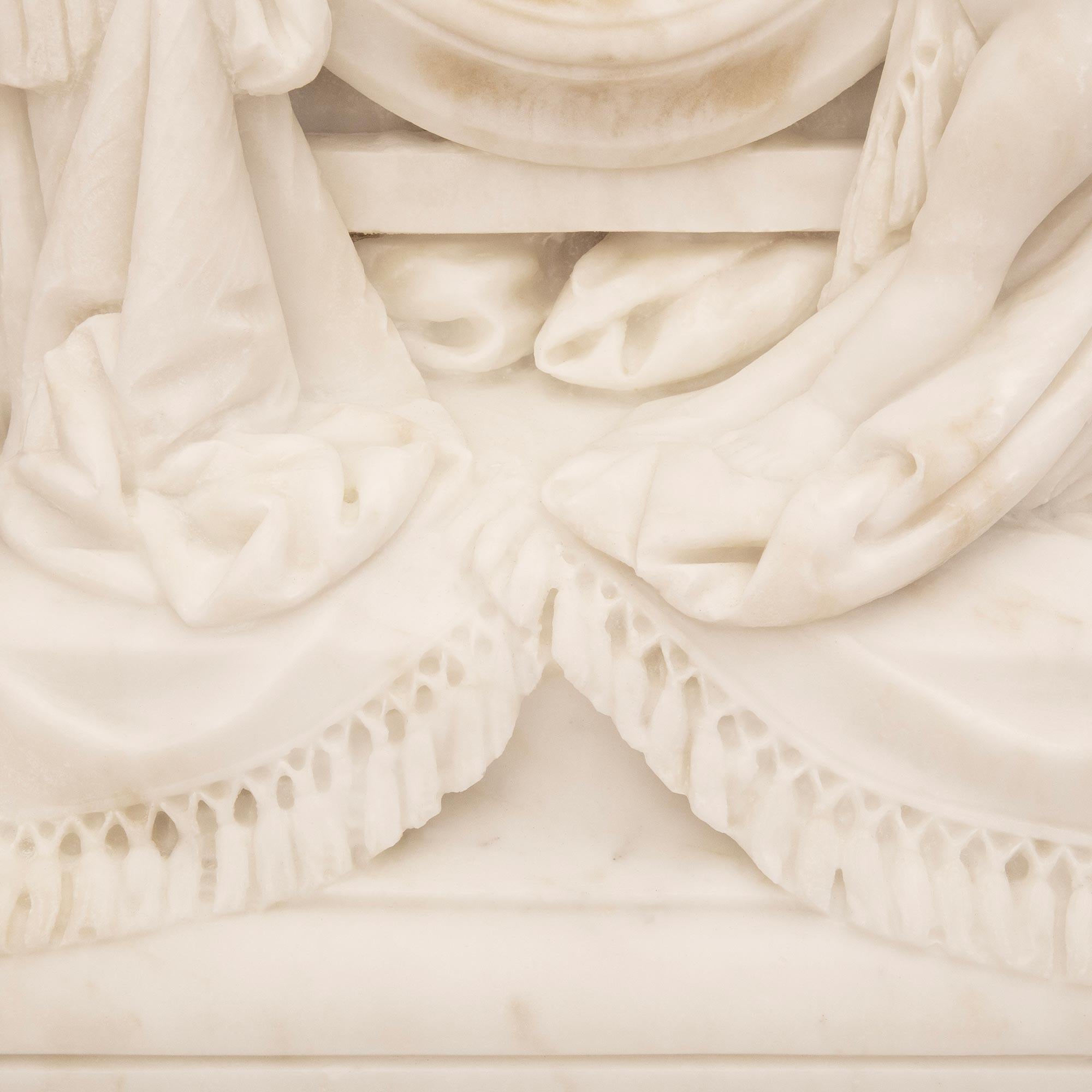 Miroir de courtoisie italien du XIXe siècle en marbre blanc de Carrare de style Louis XVI en vente 4