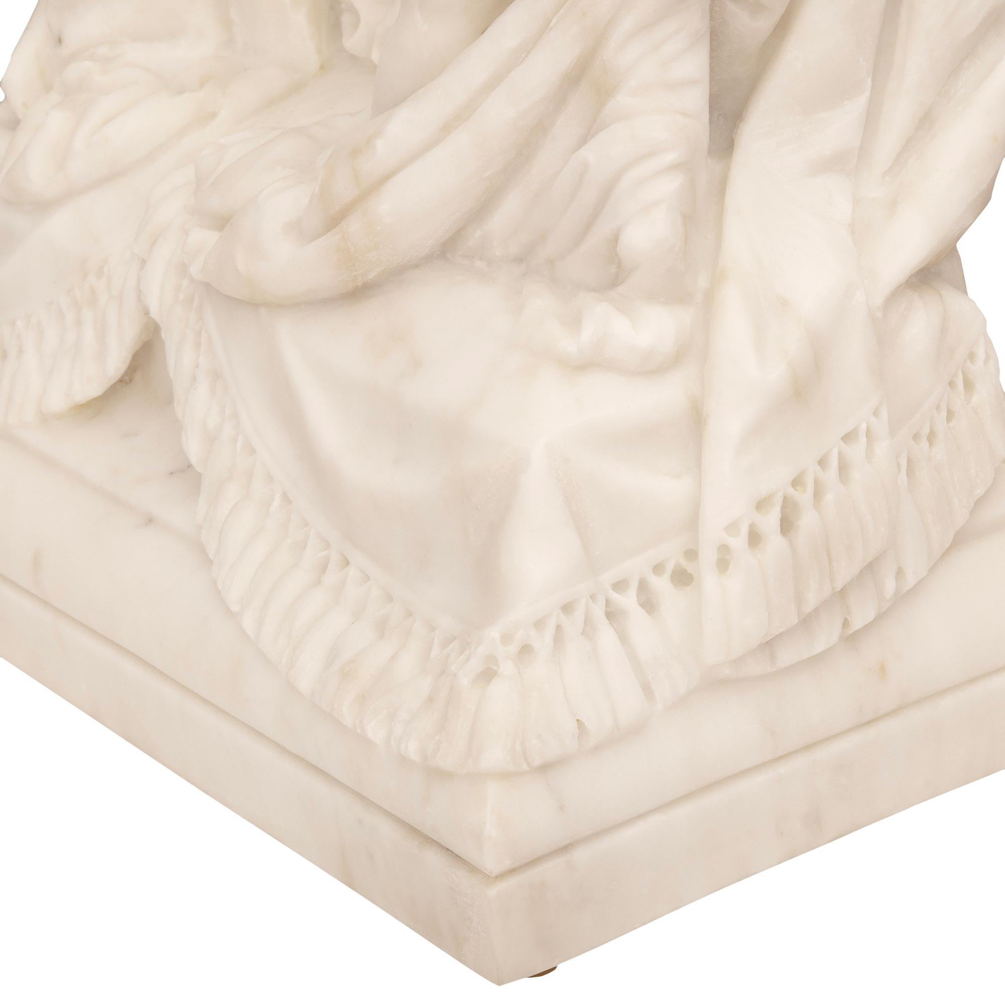 Miroir de courtoisie italien du XIXe siècle en marbre blanc de Carrare de style Louis XVI en vente 5