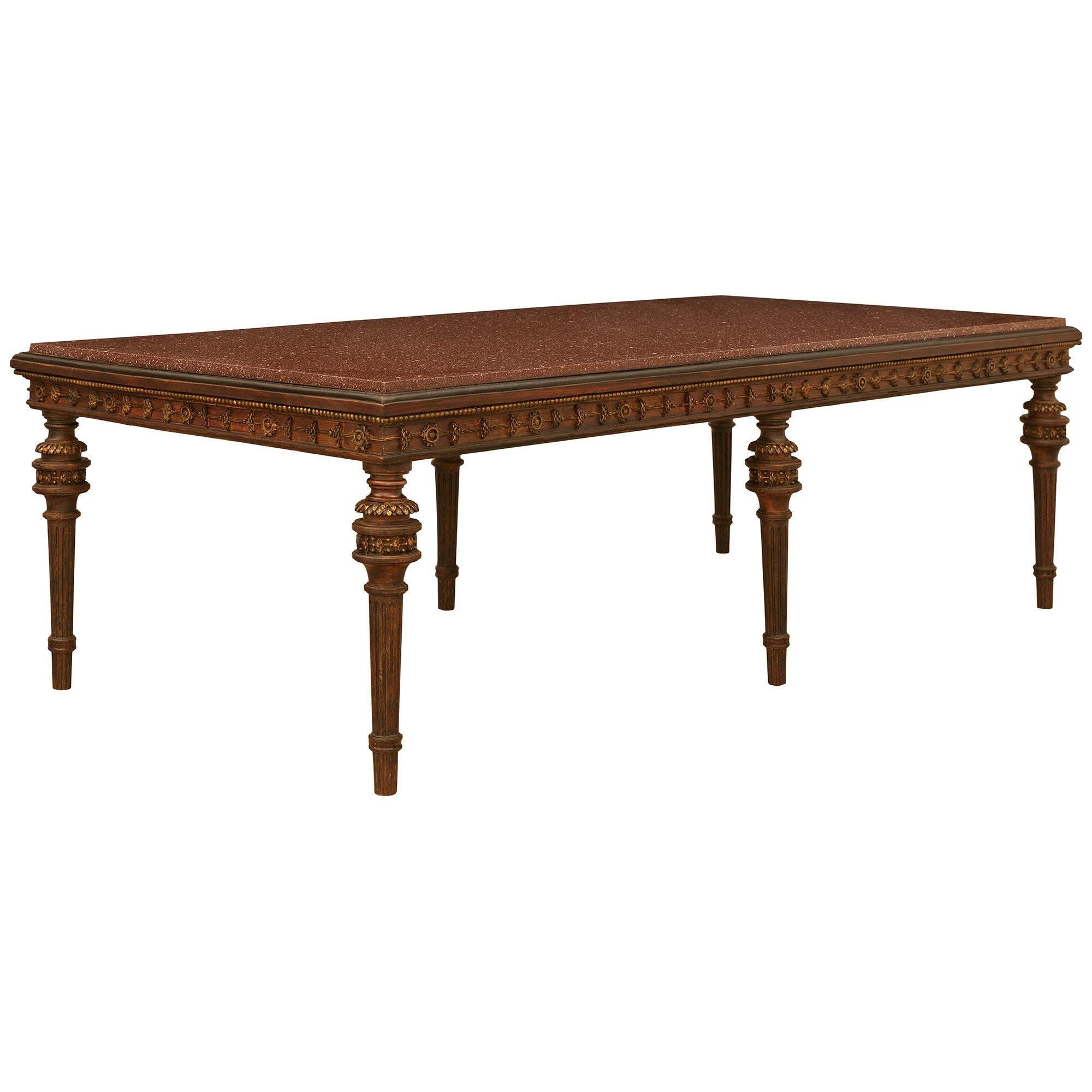 Italienischer Couchtisch aus Holz, Giltwood und Porphyr im Stil Louis XVI des 19. (Louis XVI.) im Angebot