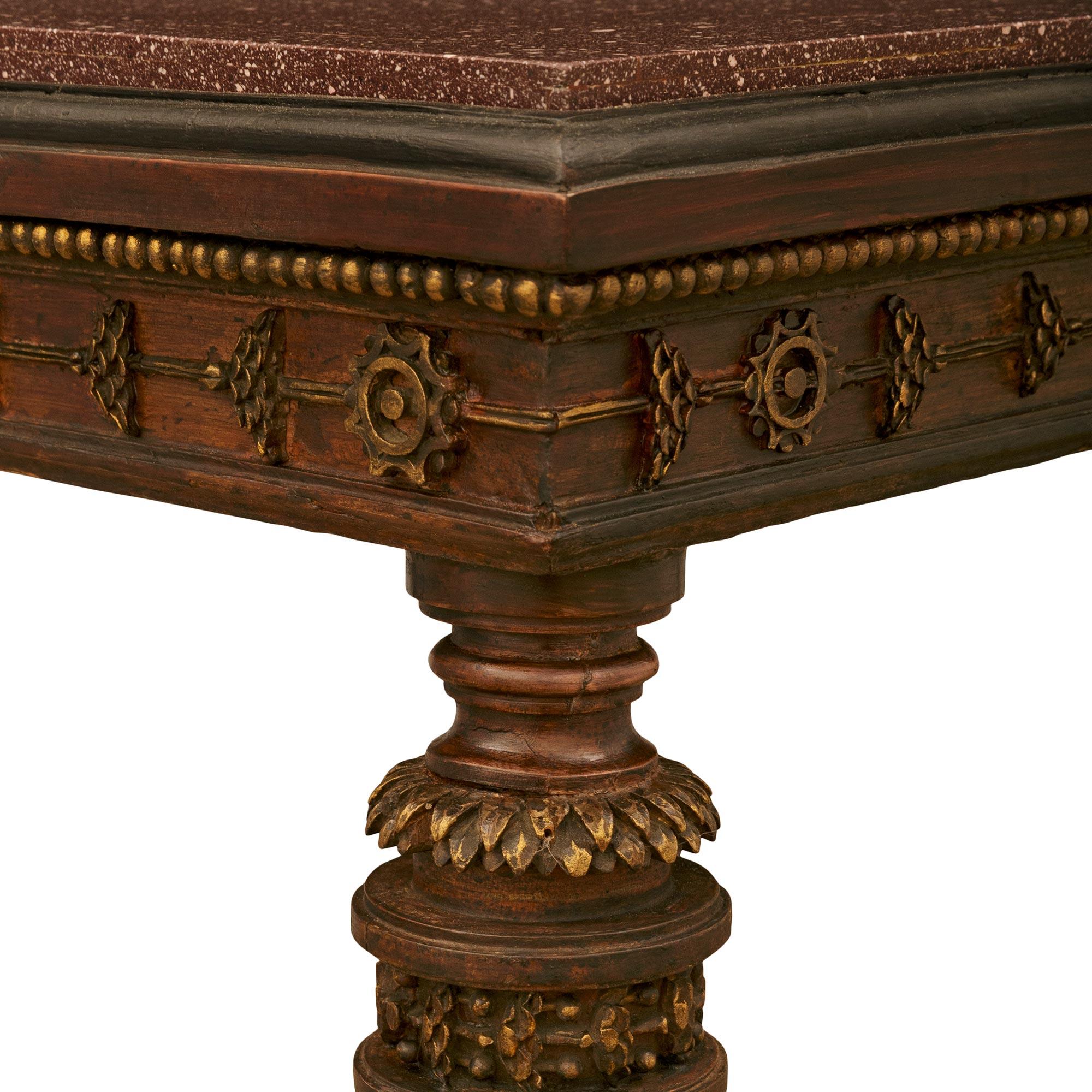 Italienischer Couchtisch aus Holz, Giltwood und Porphyr im Stil Louis XVI des 19. (19. Jahrhundert) im Angebot