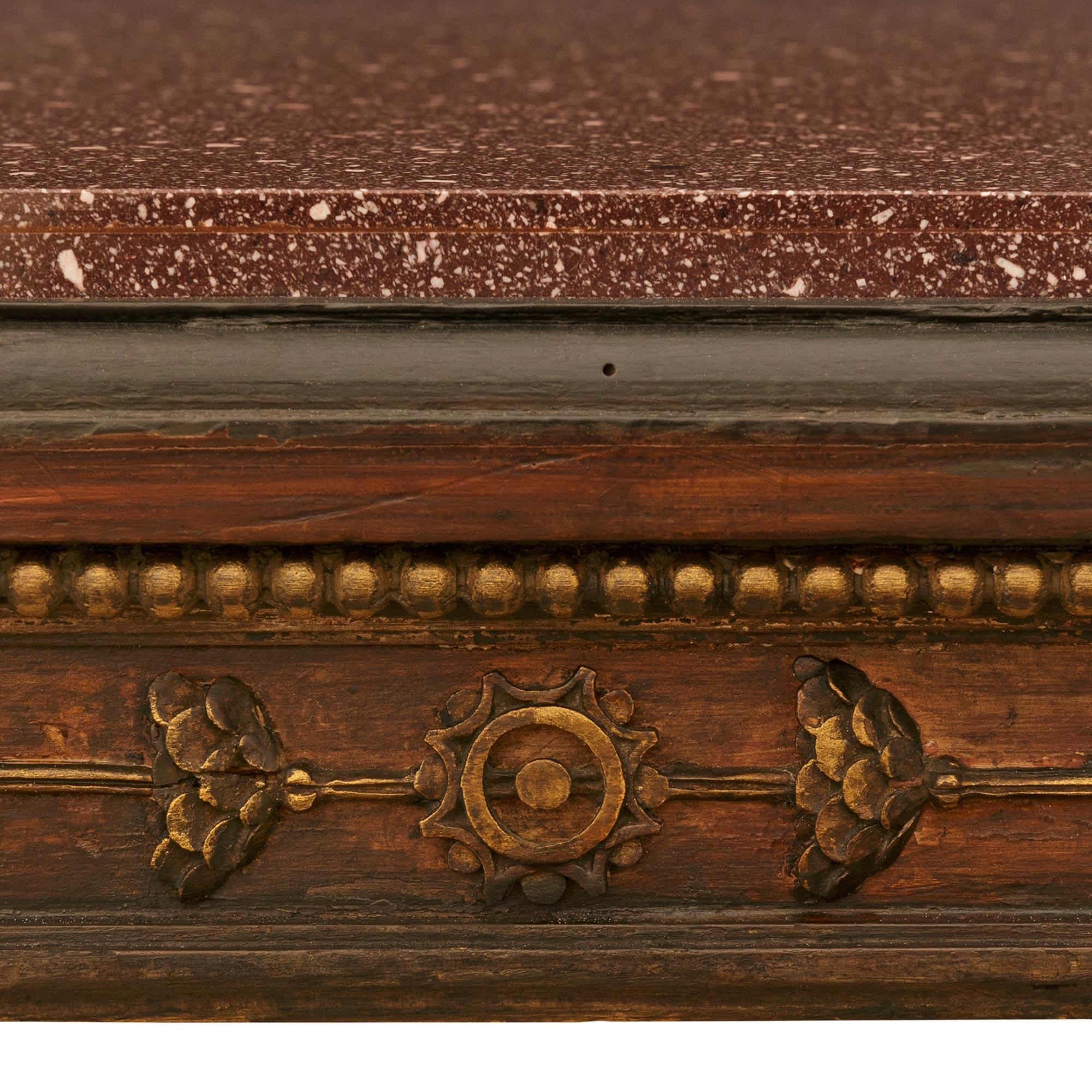 Italienischer Couchtisch aus Holz, Giltwood und Porphyr im Stil Louis XVI des 19. im Angebot 1