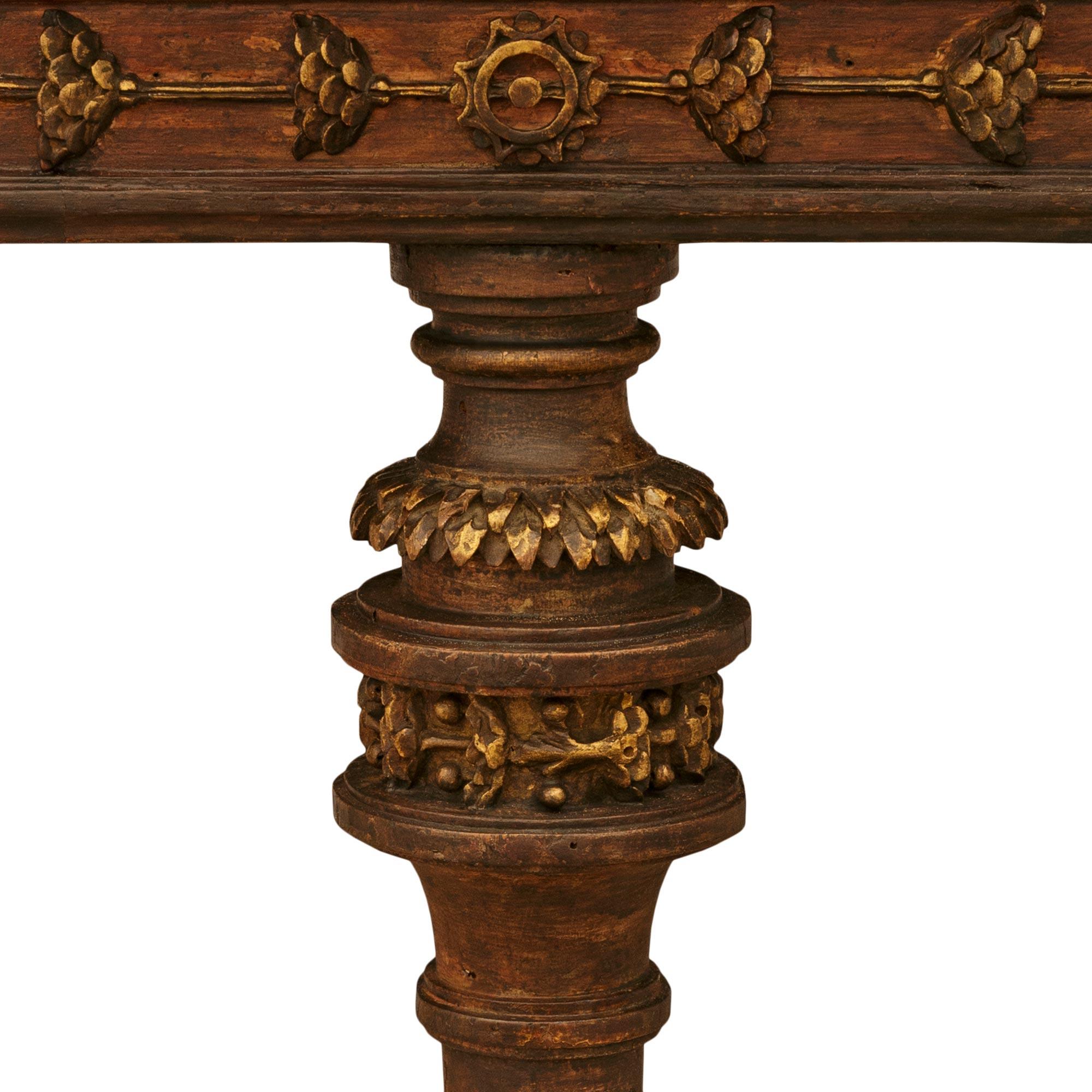Italienischer Couchtisch aus Holz, Giltwood und Porphyr im Stil Louis XVI des 19. im Angebot 2