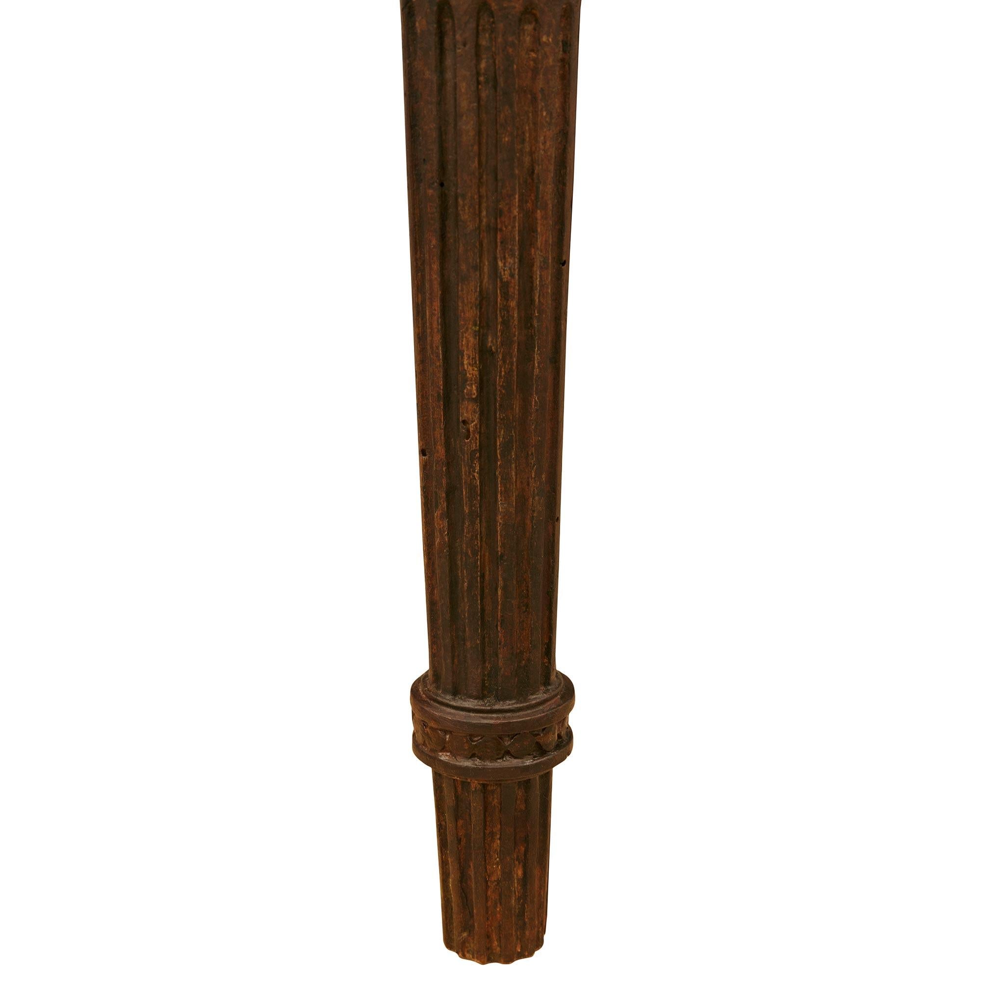 Italienischer Couchtisch aus Holz, Giltwood und Porphyr im Stil Louis XVI des 19. im Angebot 3
