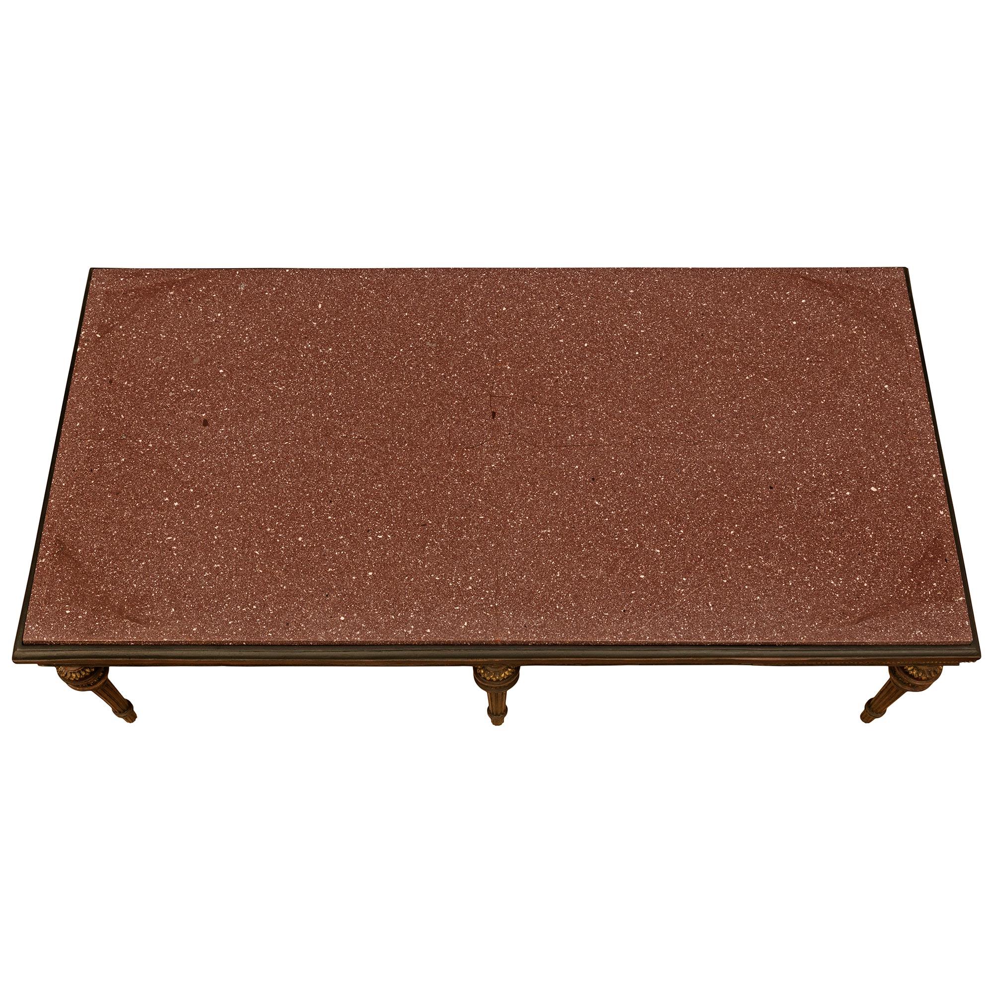 Italienischer Couchtisch aus Holz, Giltwood und Porphyr im Stil Louis XVI des 19. im Angebot 4