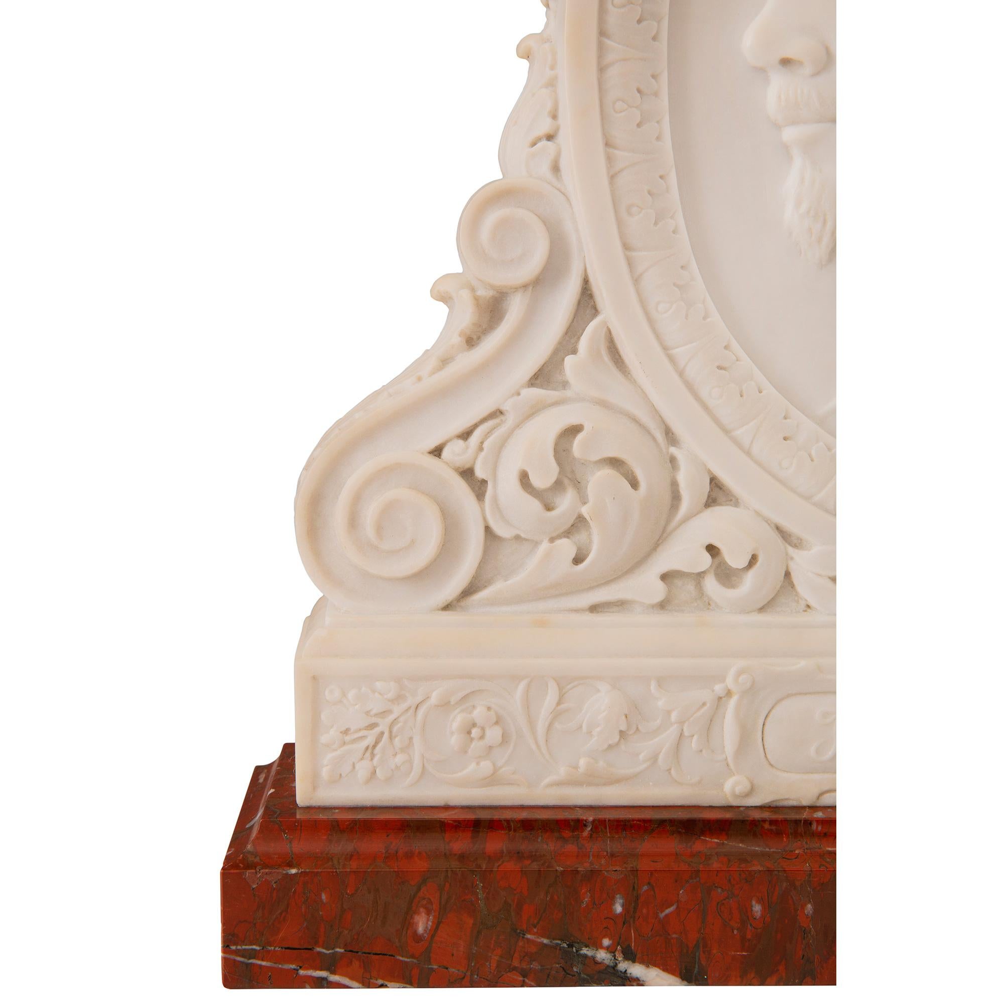Italienische Plakette aus Carrara- und Griotte-Marmor im Louis-XVI-Stil des 19. Jahrhunderts im Angebot 2