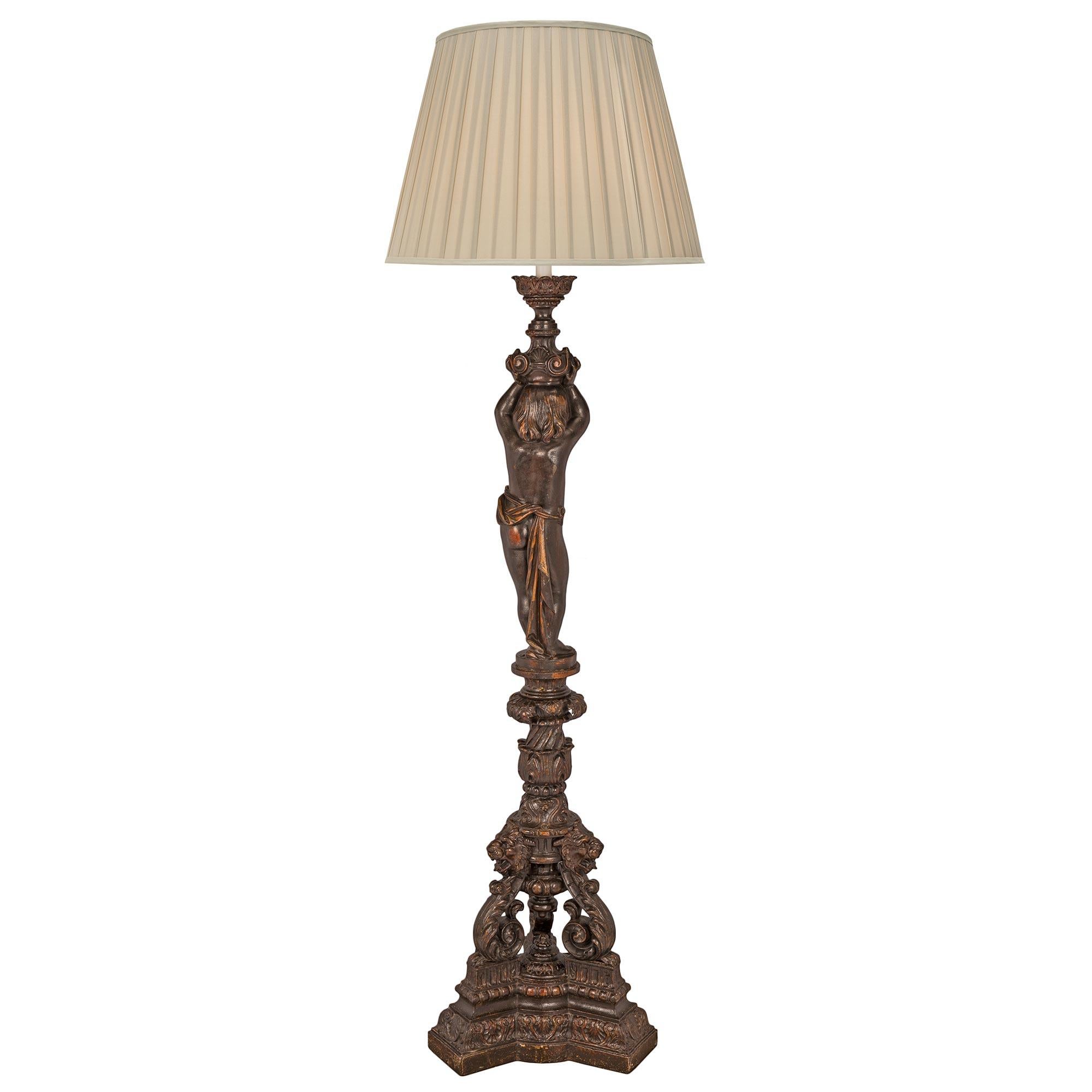 Un beau lampadaire de grande taille en fonte de style Louis XVI du 19ème siècle. Le lampadaire est surélevé par une base triangulaire aux côtés convexes et aux angles coupés. La base présente un joli motif marbré en escalier avec des palmettes