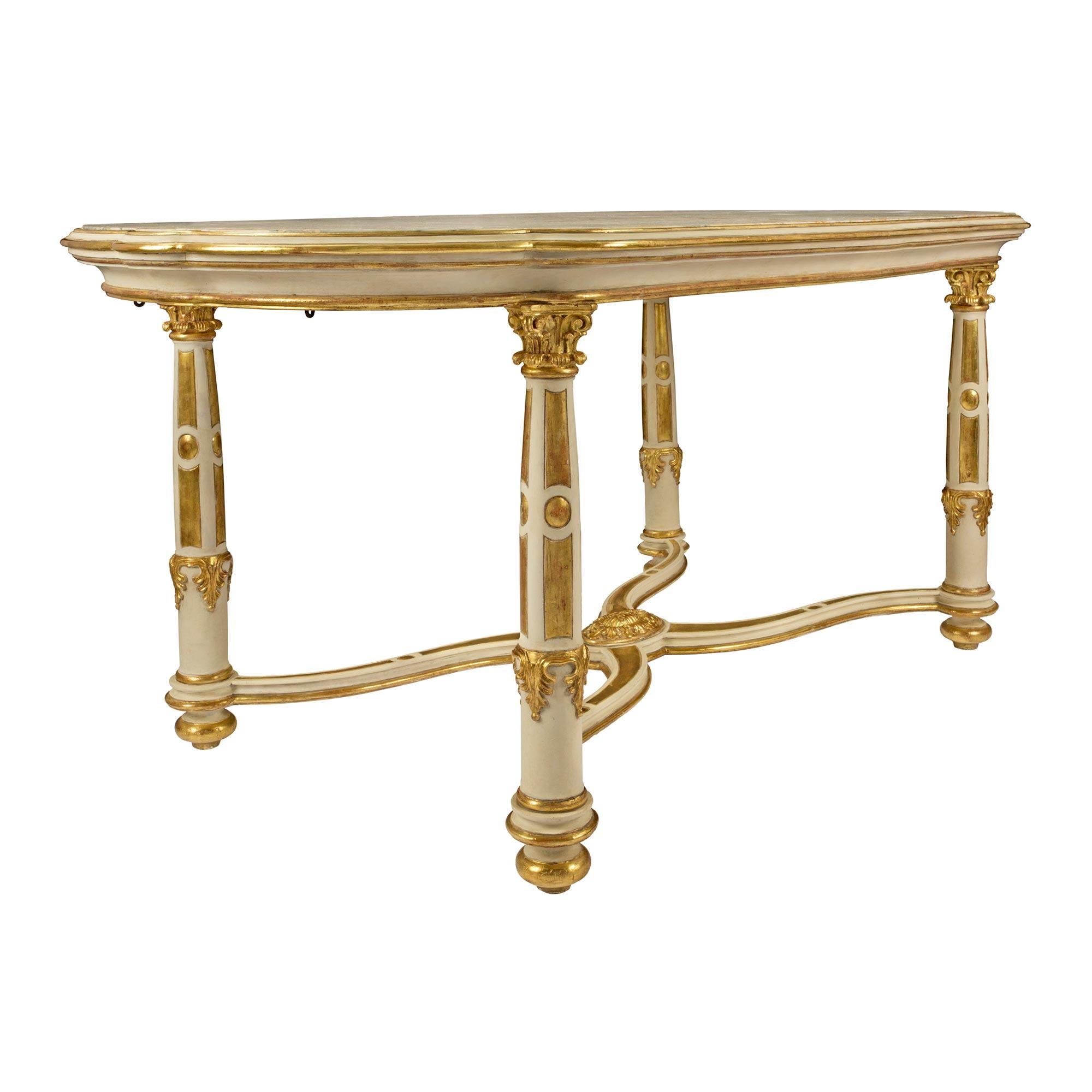 Patiné Table centrale italienne de style Louis XVI du 19ème siècle en bois doré et marbre en vente