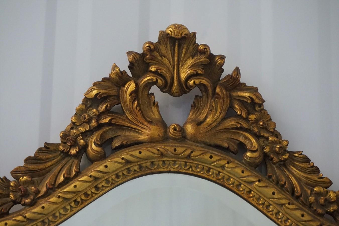 Italienischer Konsolentisch und Spiegel aus vergoldetem Holz im Louis-XVI-Stil des 19. Jahrhunderts im Angebot 8