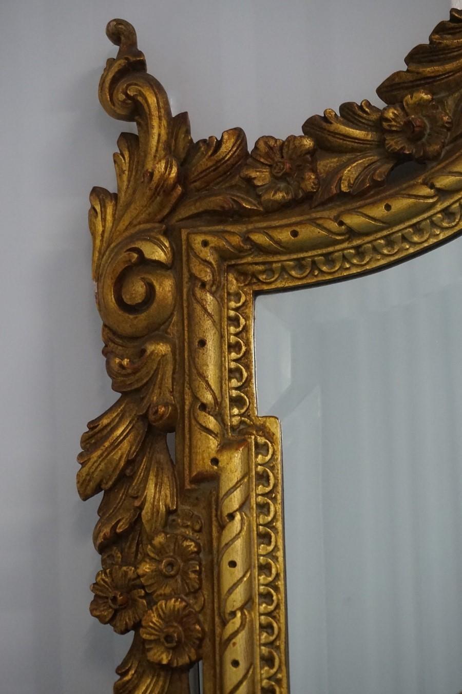 Italienischer Konsolentisch und Spiegel aus vergoldetem Holz im Louis-XVI-Stil des 19. Jahrhunderts im Angebot 10