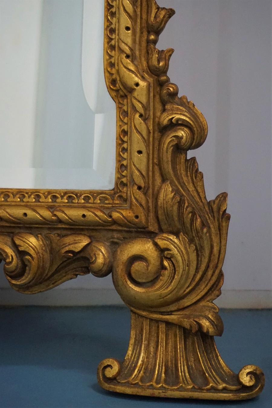 Italienischer Konsolentisch und Spiegel aus vergoldetem Holz im Louis-XVI-Stil des 19. Jahrhunderts im Angebot 11