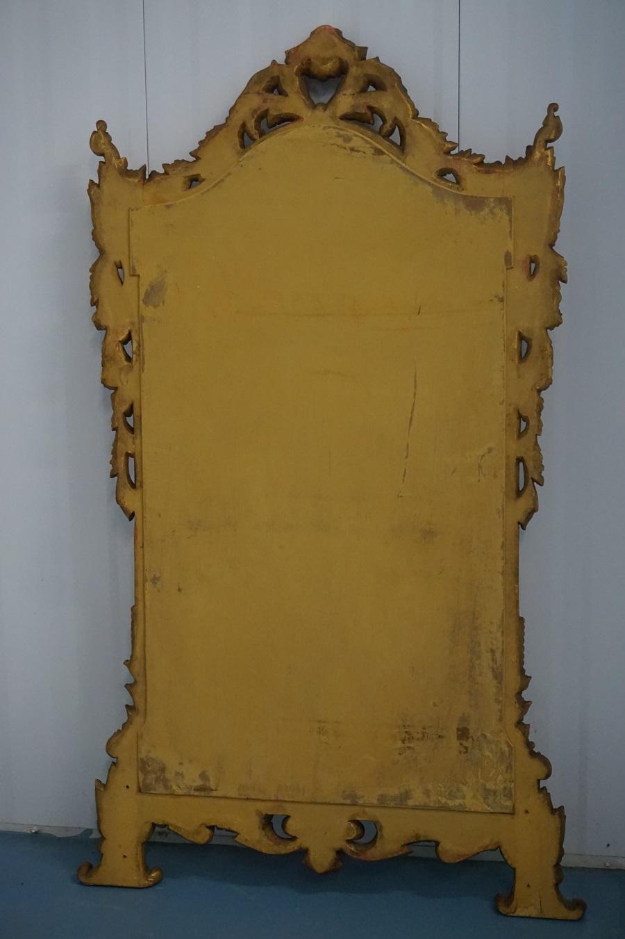 Italienischer Konsolentisch und Spiegel aus vergoldetem Holz im Louis-XVI-Stil des 19. Jahrhunderts im Angebot 12