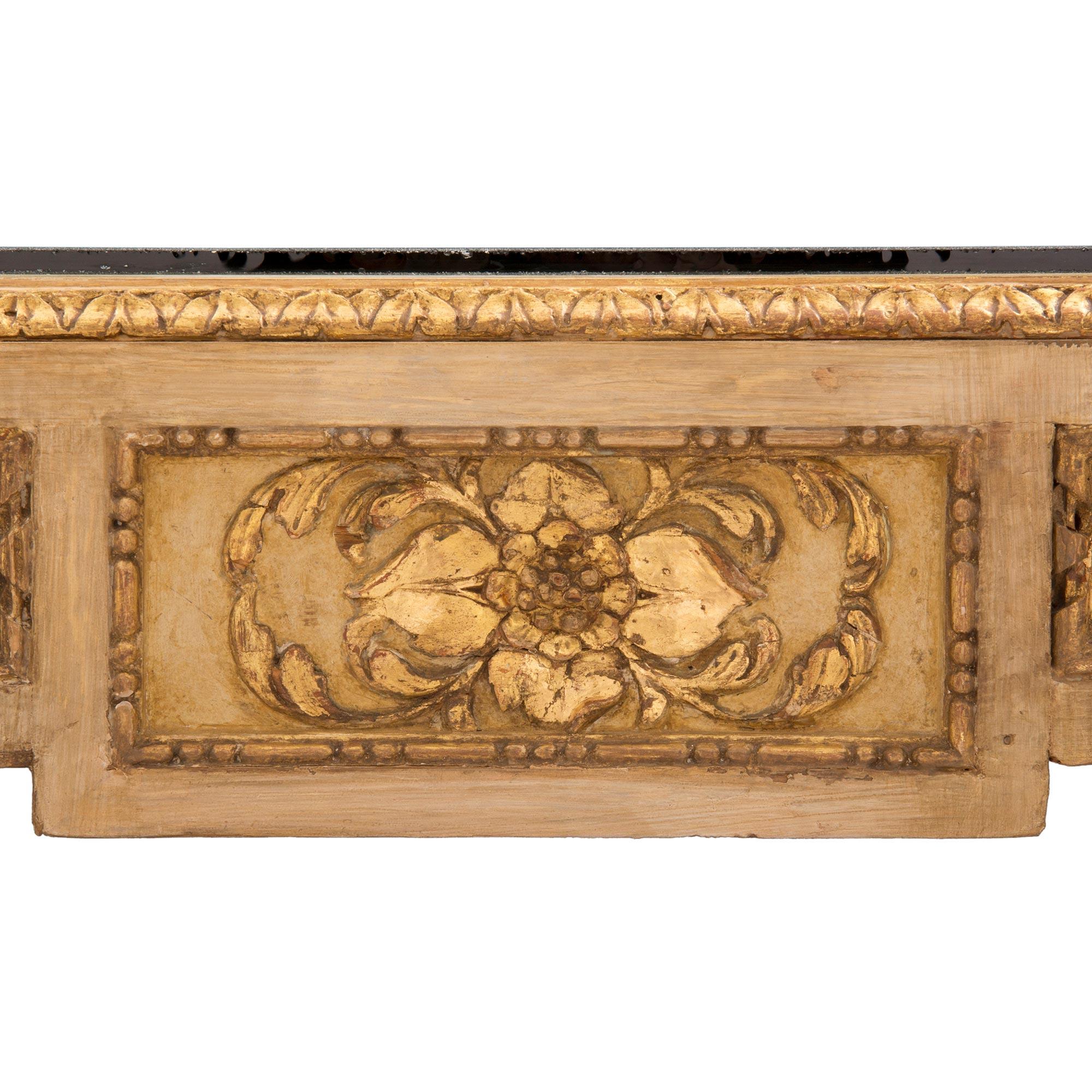 Bois Table centrale/table de salle à manger italienne de style Louis XVI du XIXe siècle en bois patiné et doré en vente