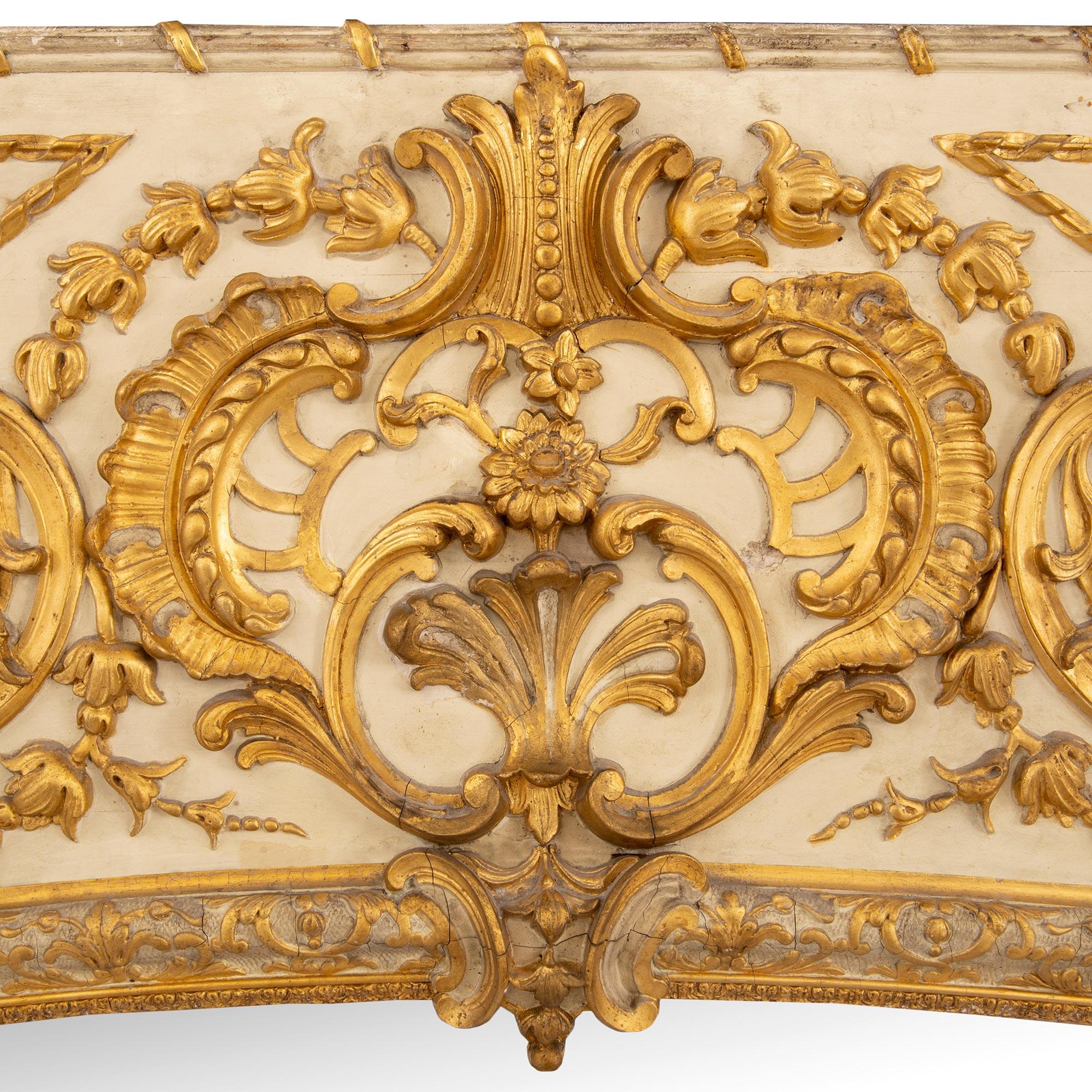 Miroir Trumeau italien du 19ème siècle de style Louis XVI en bois patiné blanc cassé et doré en vente