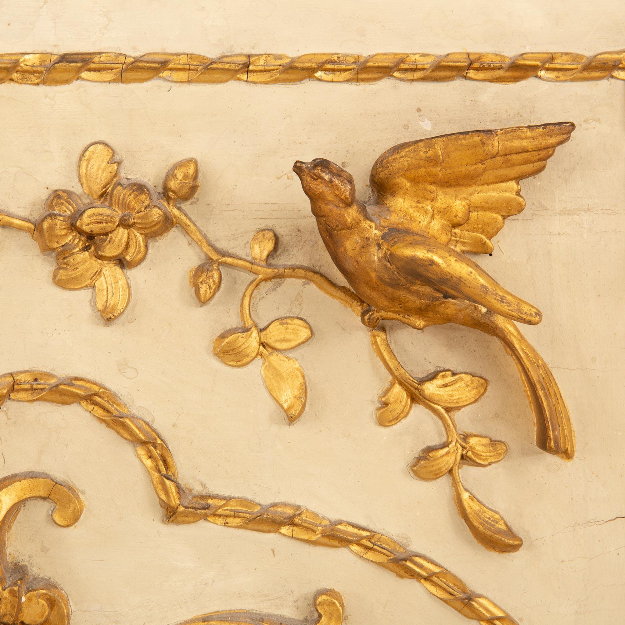 Trumeau italien du 19ème siècle de style Louis XVI en bois patiné blanc cassé et doré en vente 1