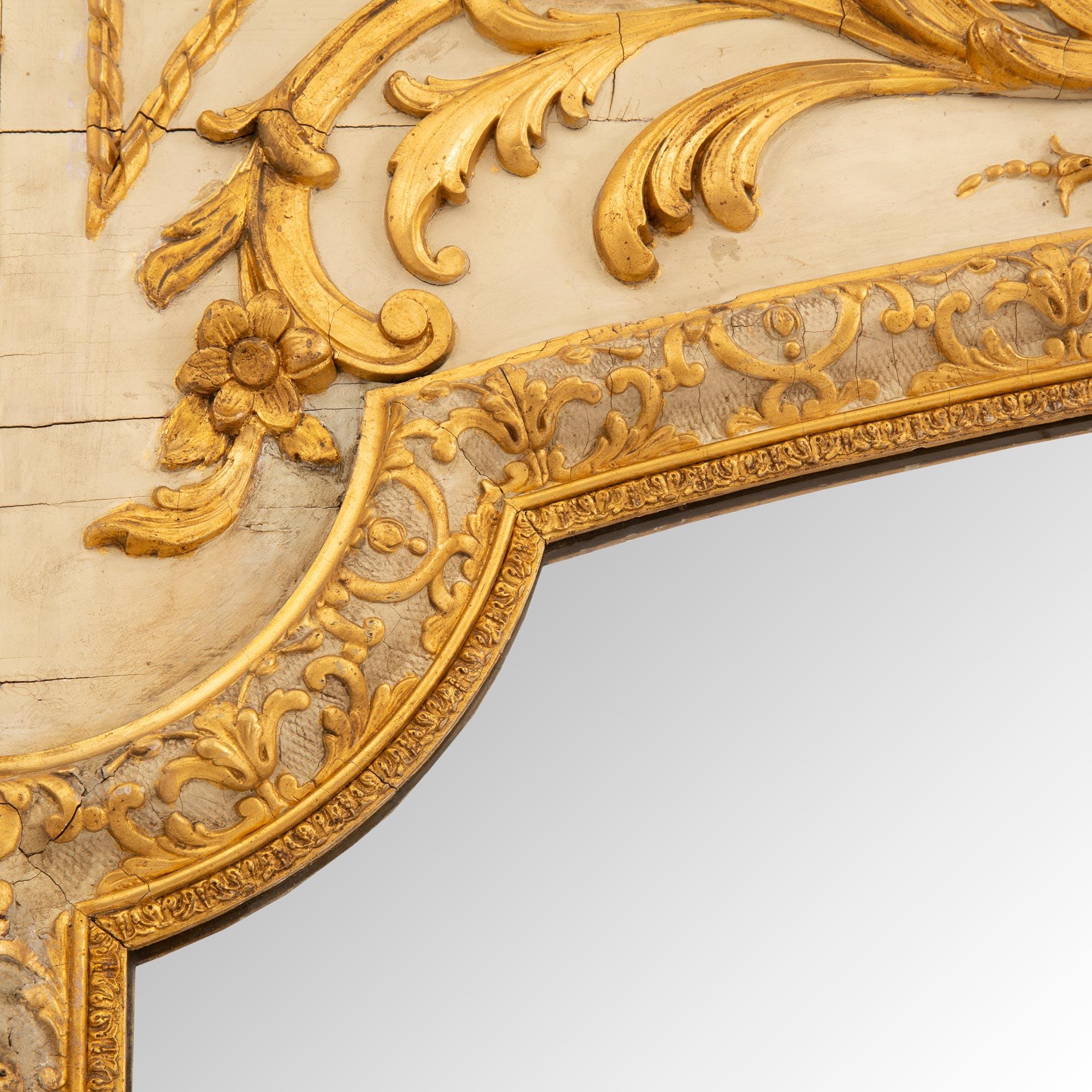 Trumeau italien du 19ème siècle de style Louis XVI en bois patiné blanc cassé et doré en vente 2