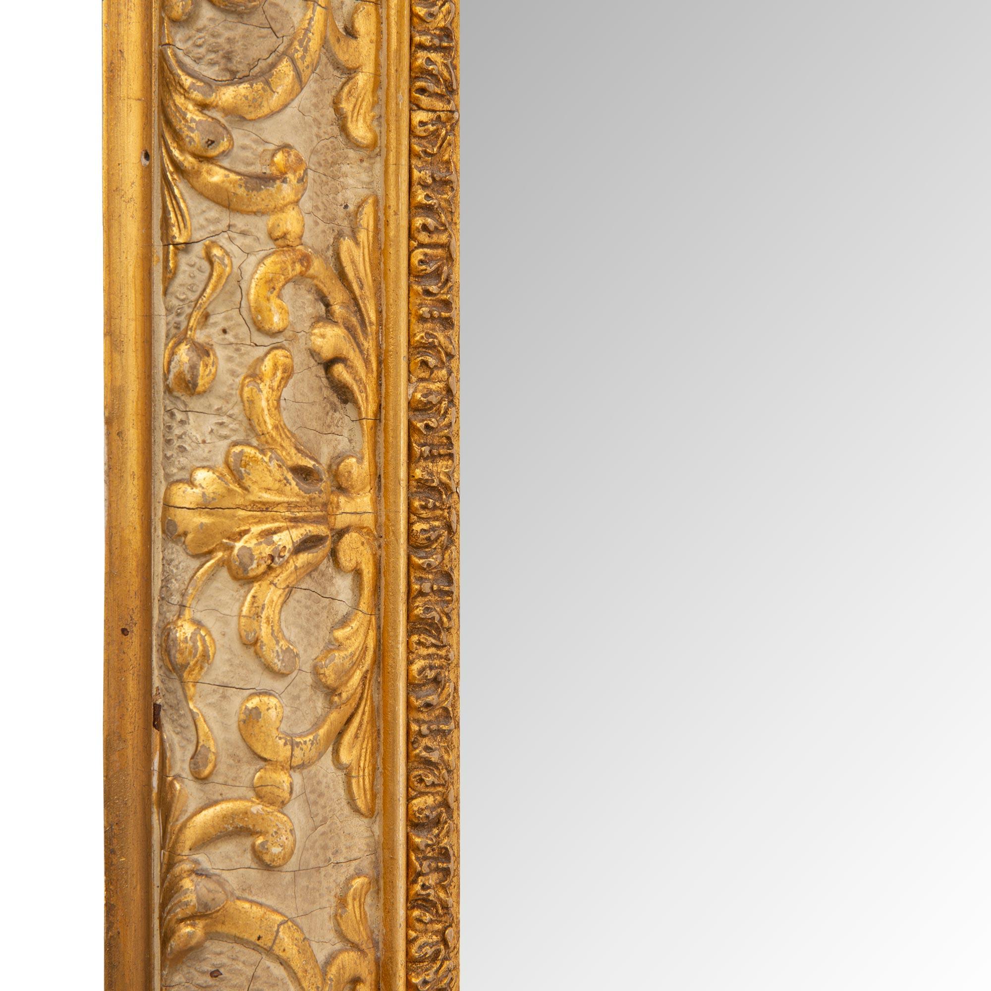 Trumeau italien du 19ème siècle de style Louis XVI en bois patiné blanc cassé et doré en vente 3
