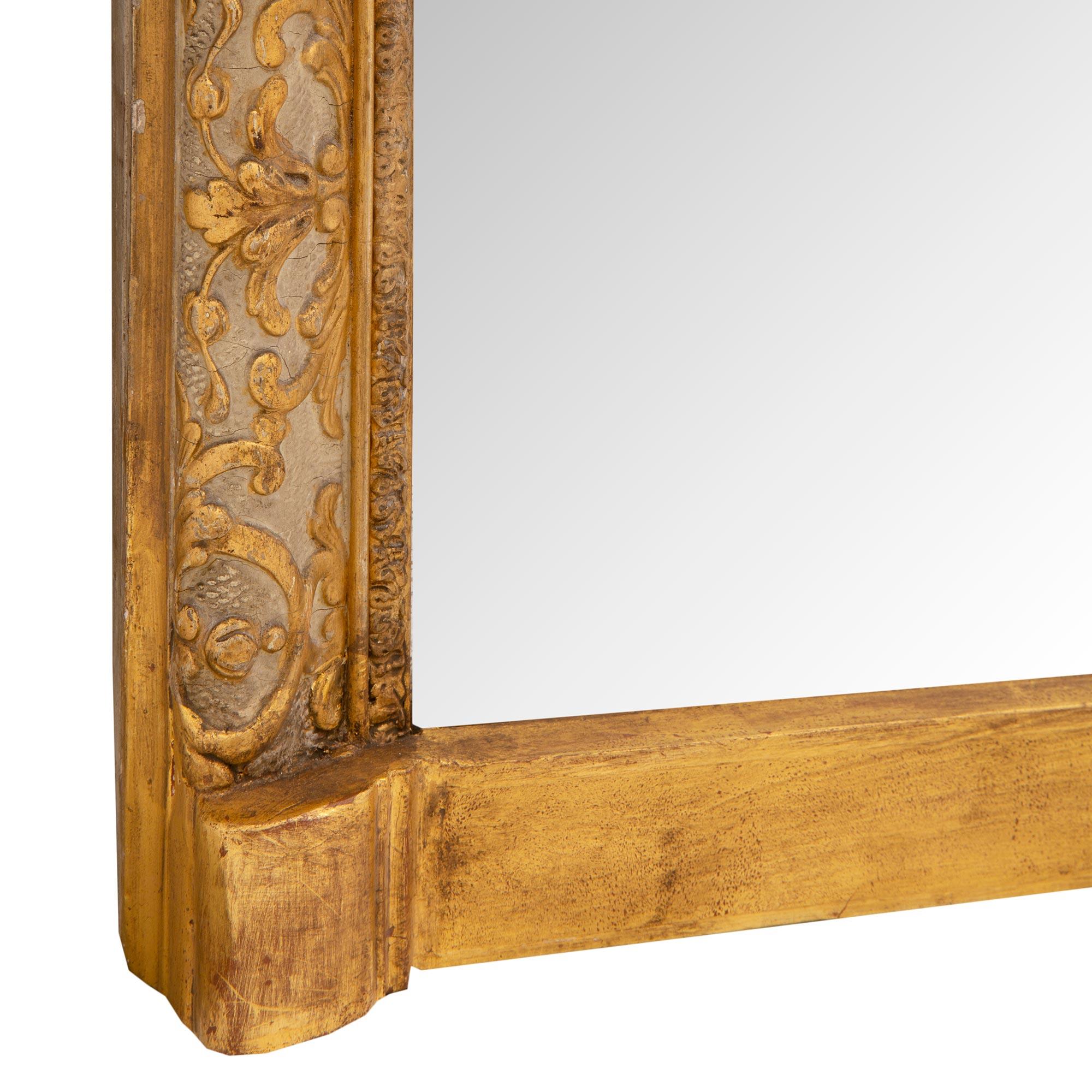 Trumeau italien du 19ème siècle de style Louis XVI en bois patiné blanc cassé et doré en vente 4