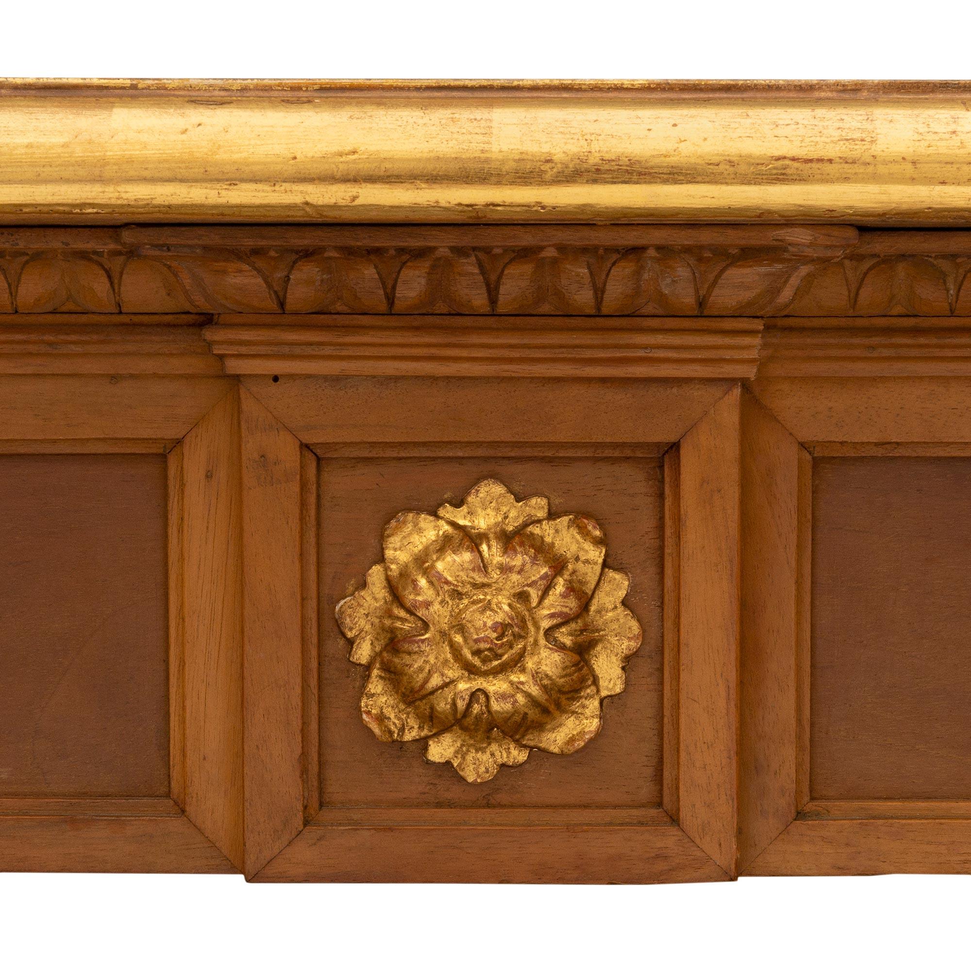 Table centrale italienne de style Louis XVI du 19ème siècle en noyer en vente 3