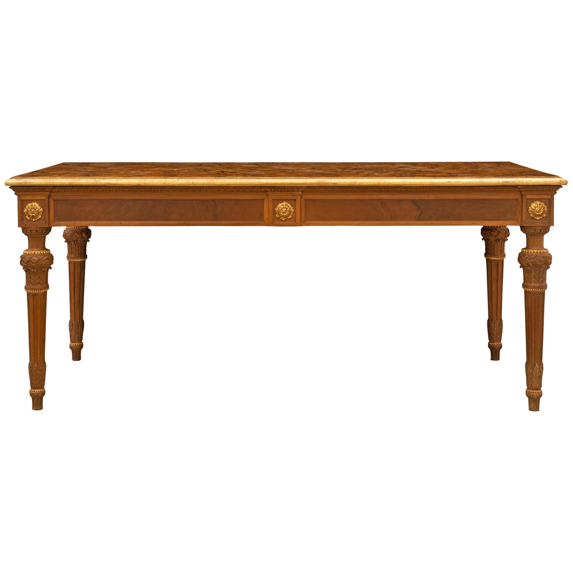 Table centrale italienne de style Louis XVI du 19ème siècle en noyer en vente