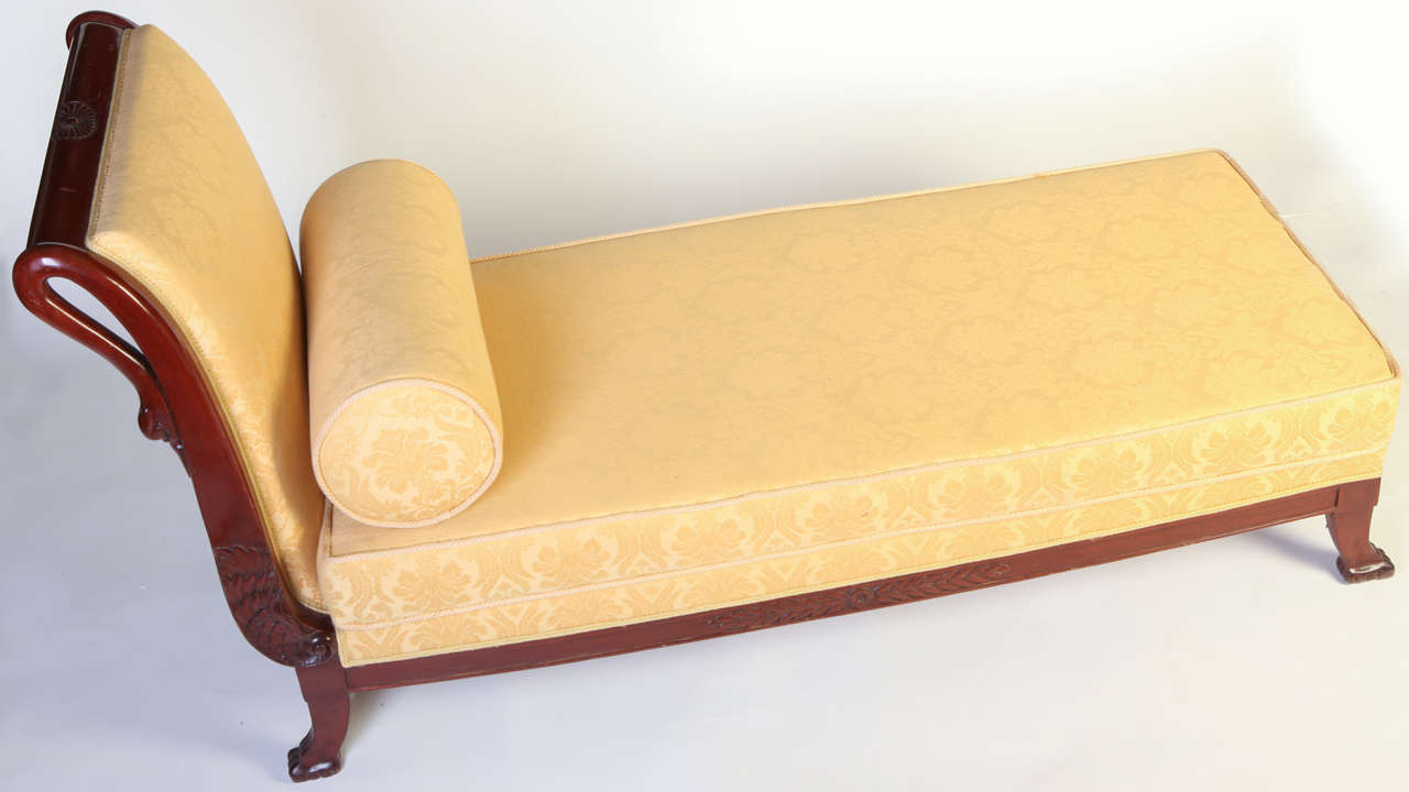 Italienisches Mahagoni-Sofa oder Chaiselonguen aus dem 19. Jahrhundert mit Schwanenhals aus der Toskana, 1820 (Charles X.) im Angebot