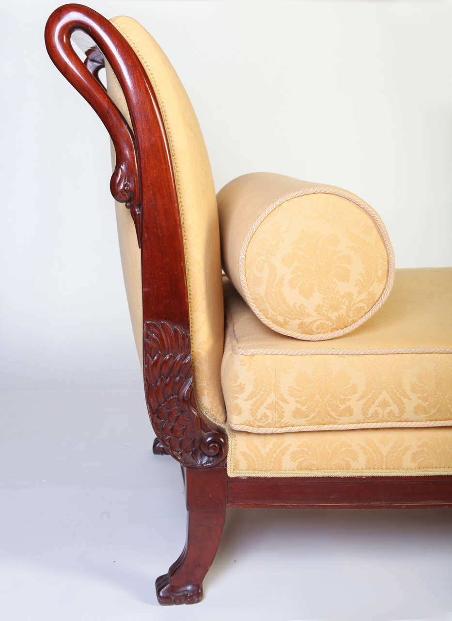 Italienisches Mahagoni-Sofa oder Chaiselonguen aus dem 19. Jahrhundert mit Schwanenhals aus der Toskana, 1820 (Geschnitzt) im Angebot