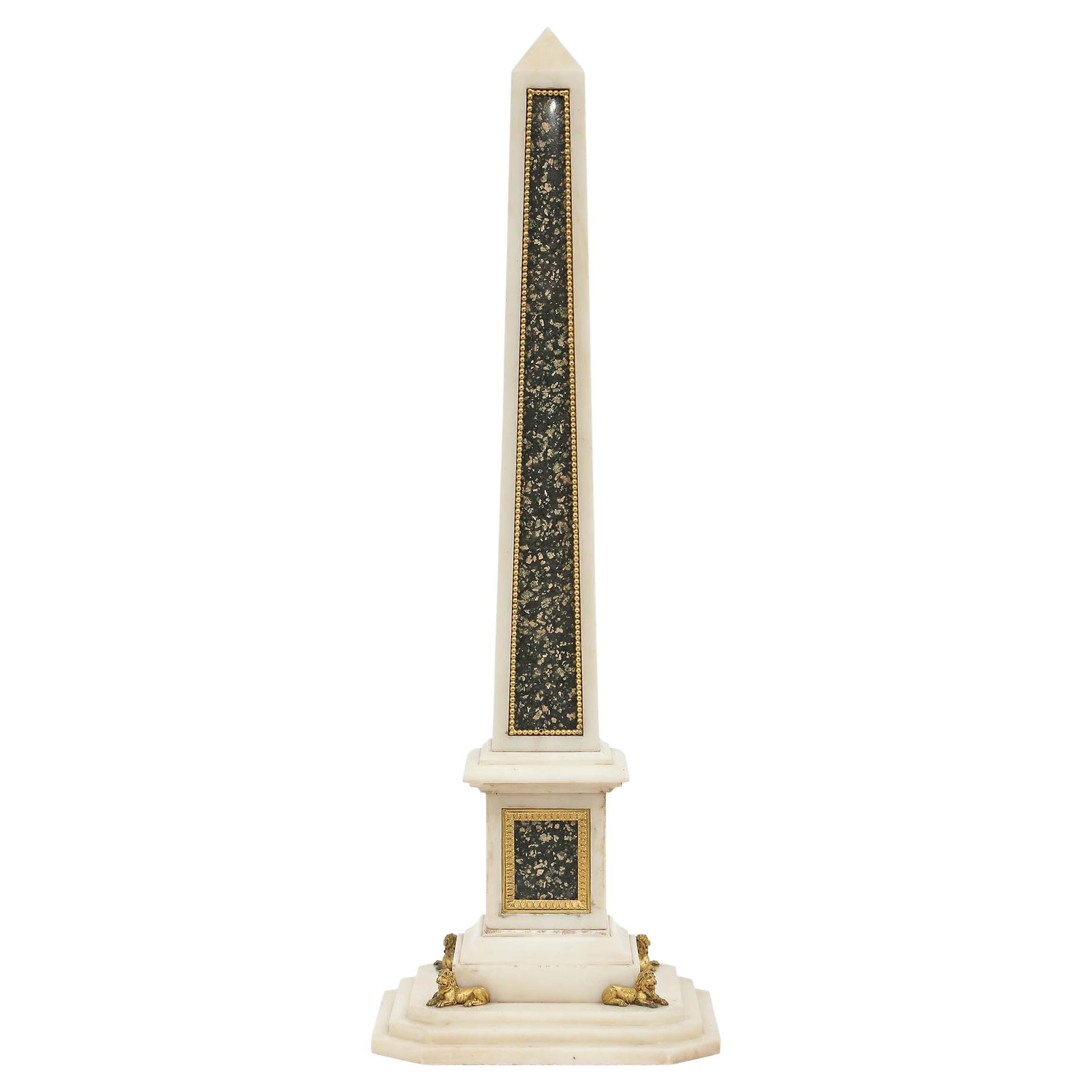 Italienischer Obelisk aus Marmor und Goldbronze aus dem 19. Jahrhundert