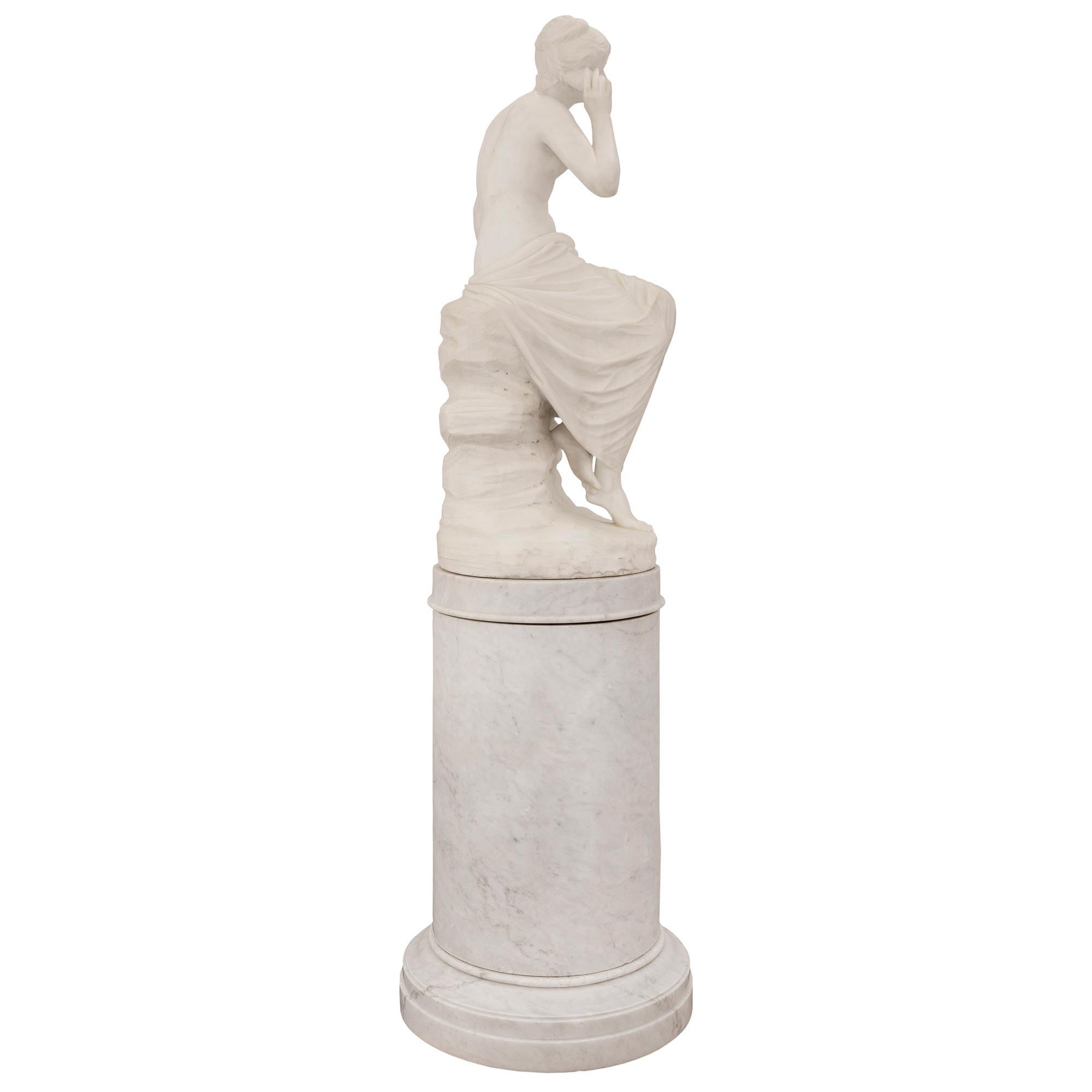 Statue italienne en marbre du 19ème siècle d'une jeune fille avec un coquillage Bon état - En vente à West Palm Beach, FL