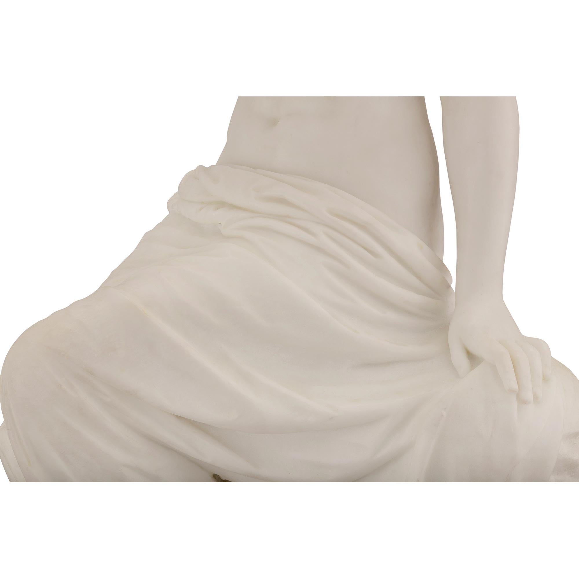 Statue italienne en marbre du 19ème siècle d'une jeune fille avec un coquillage en vente 1