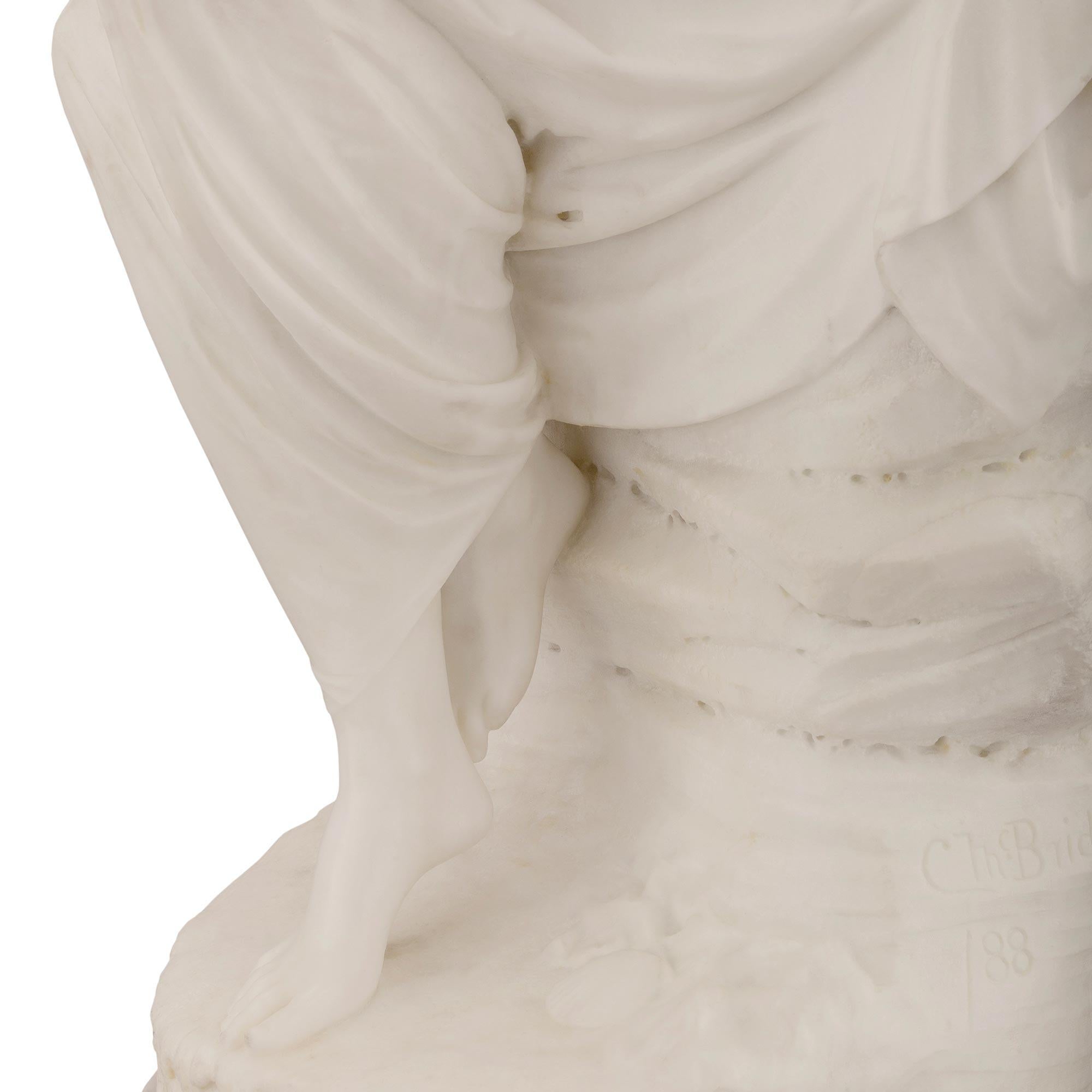Statue italienne en marbre du 19ème siècle d'une jeune fille avec un coquillage en vente 2