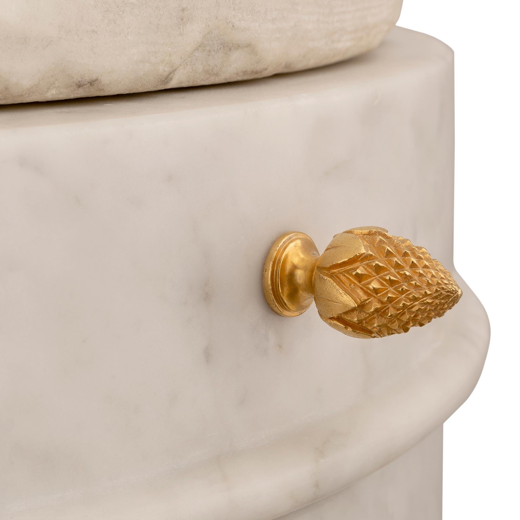 Statua in marmo del XIX secolo di una ragazza con conchiglia in vendita 4