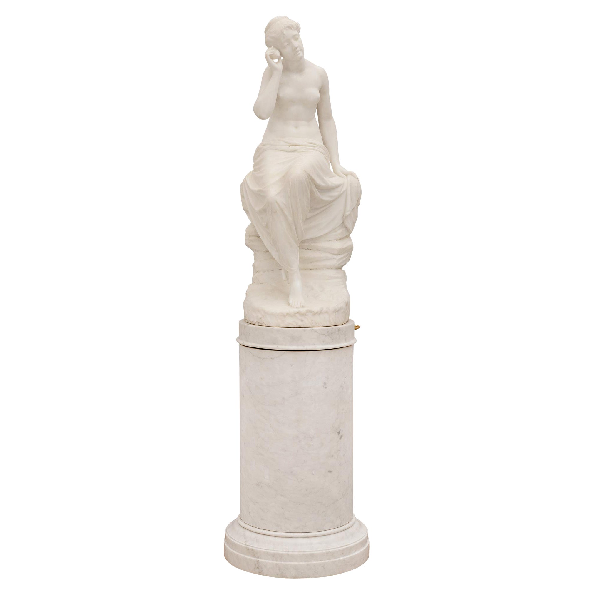 Statua in marmo del XIX secolo di una ragazza con conchiglia