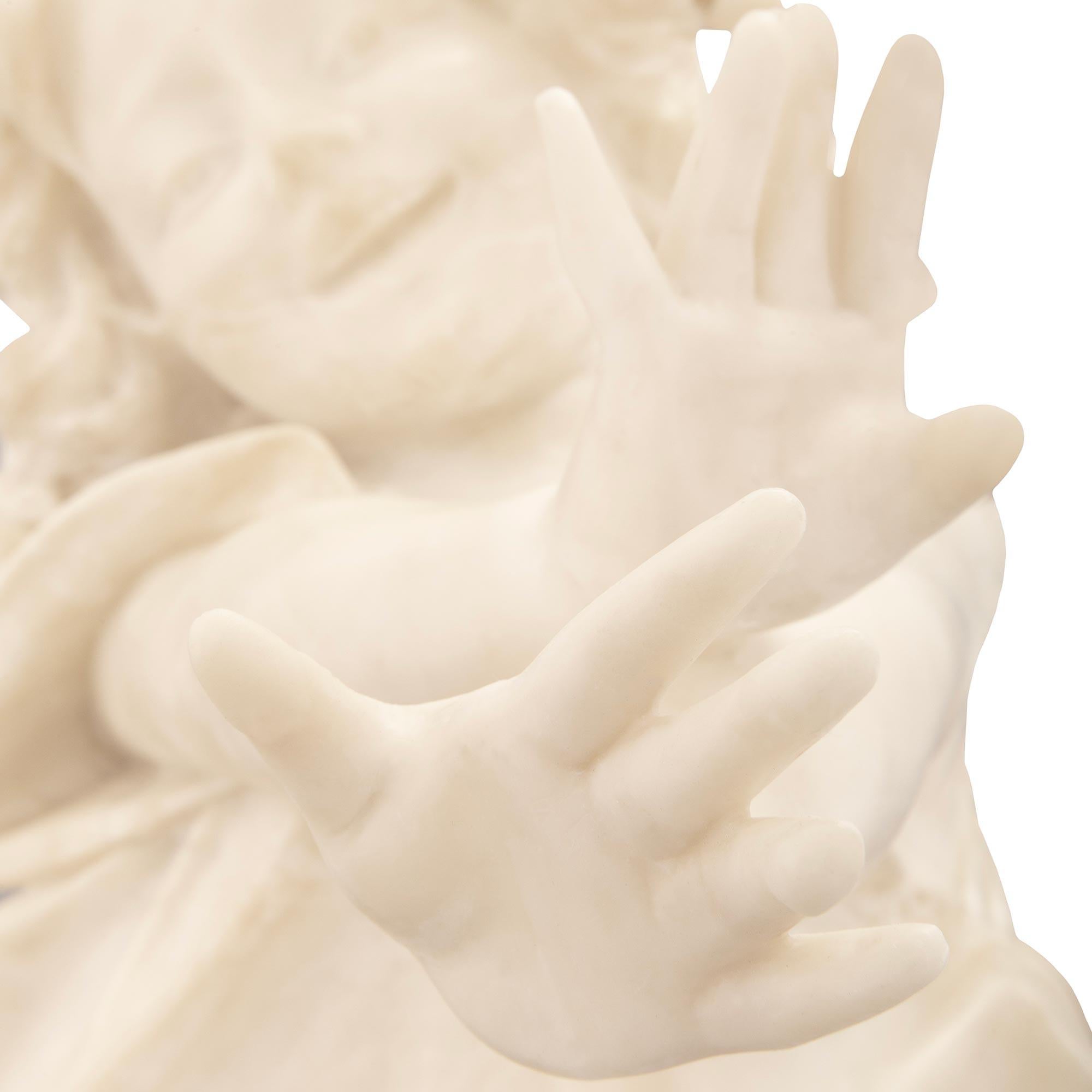 Statue italienne du 19ème siècle représentant une jeune fille sur son piédestal d'origine en vente 1