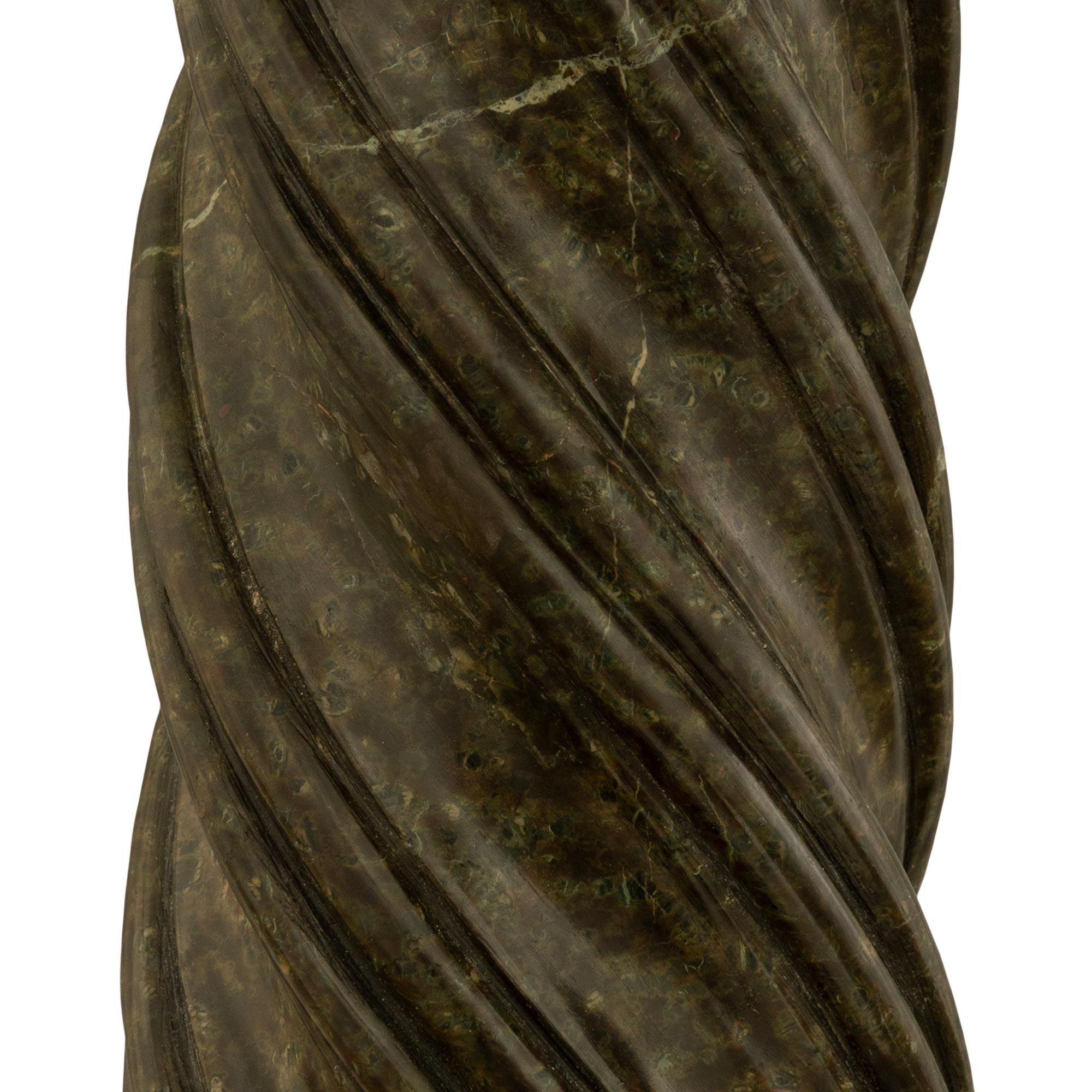 Statue italienne du 19ème siècle représentant une jeune fille sur son piédestal d'origine en vente 3