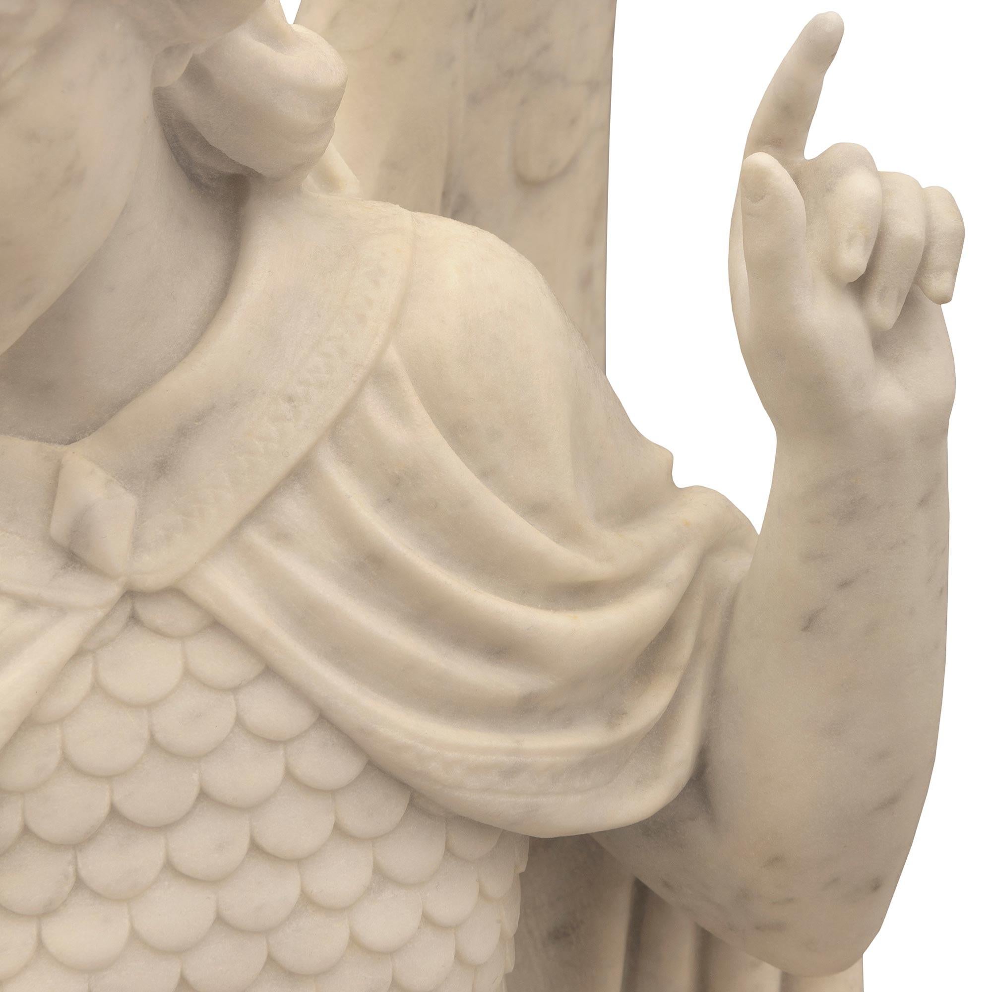 Italiano Statua italiana in marmo del XIX secolo di San Michele che uccide il drago in vendita
