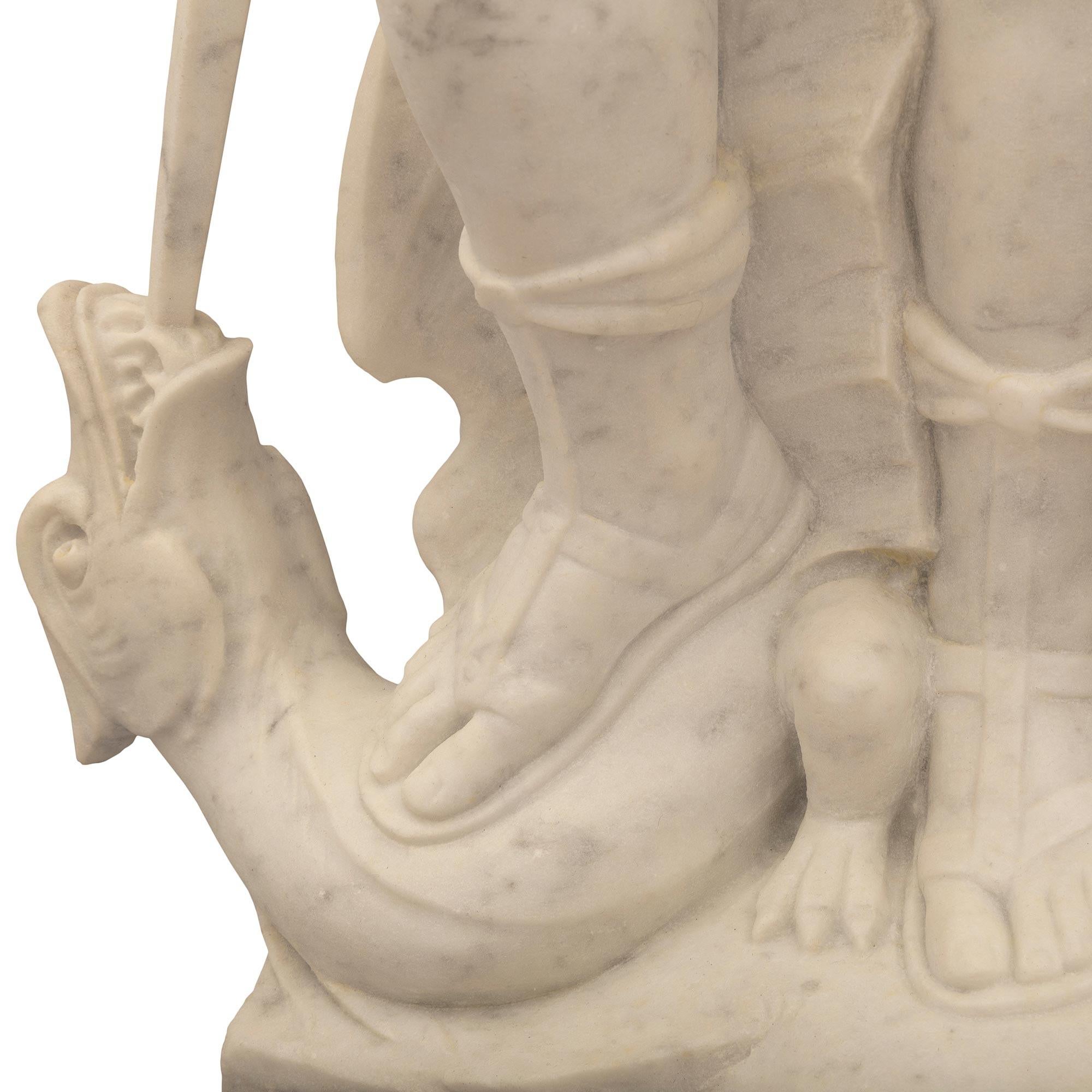 Statua italiana in marmo del XIX secolo di San Michele che uccide il drago in vendita 1
