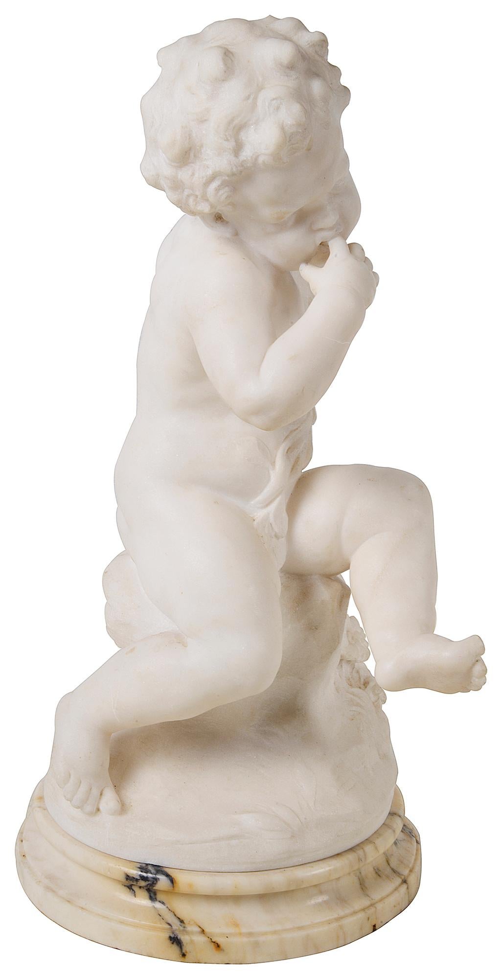 Charmante statue italienne en marbre sculpté du XIXe siècle représentant un jeune enfant assis sur un rocher et tenant un bouquet de fleurs.
Signature indescriptible.