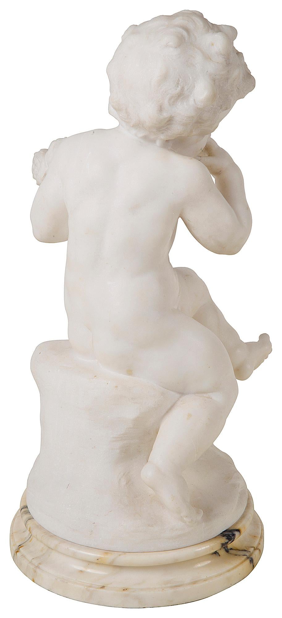 Romantique Statue italienne en marbre du 19ème siècle, enfant assis tenant des fleurs en vente