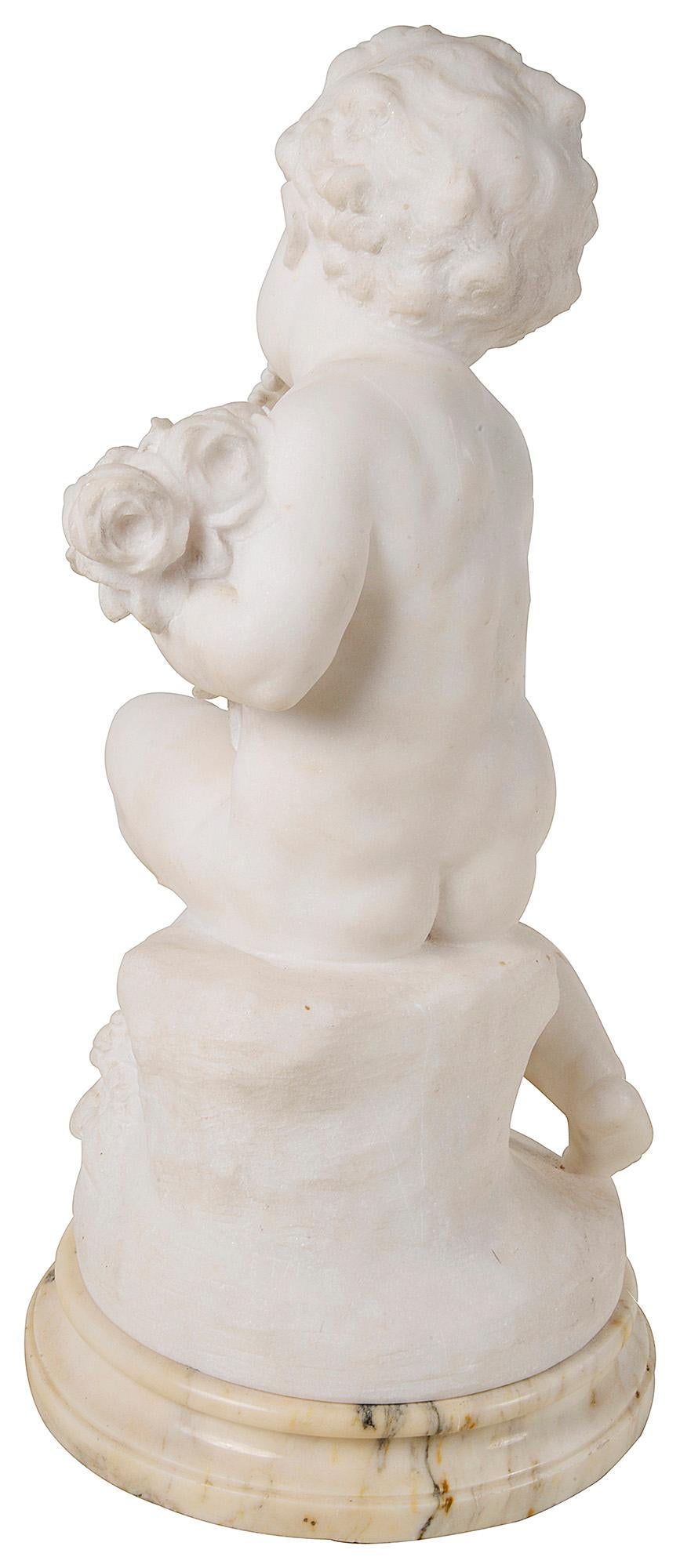 Sculpté à la main Statue italienne en marbre du 19ème siècle, enfant assis tenant des fleurs en vente