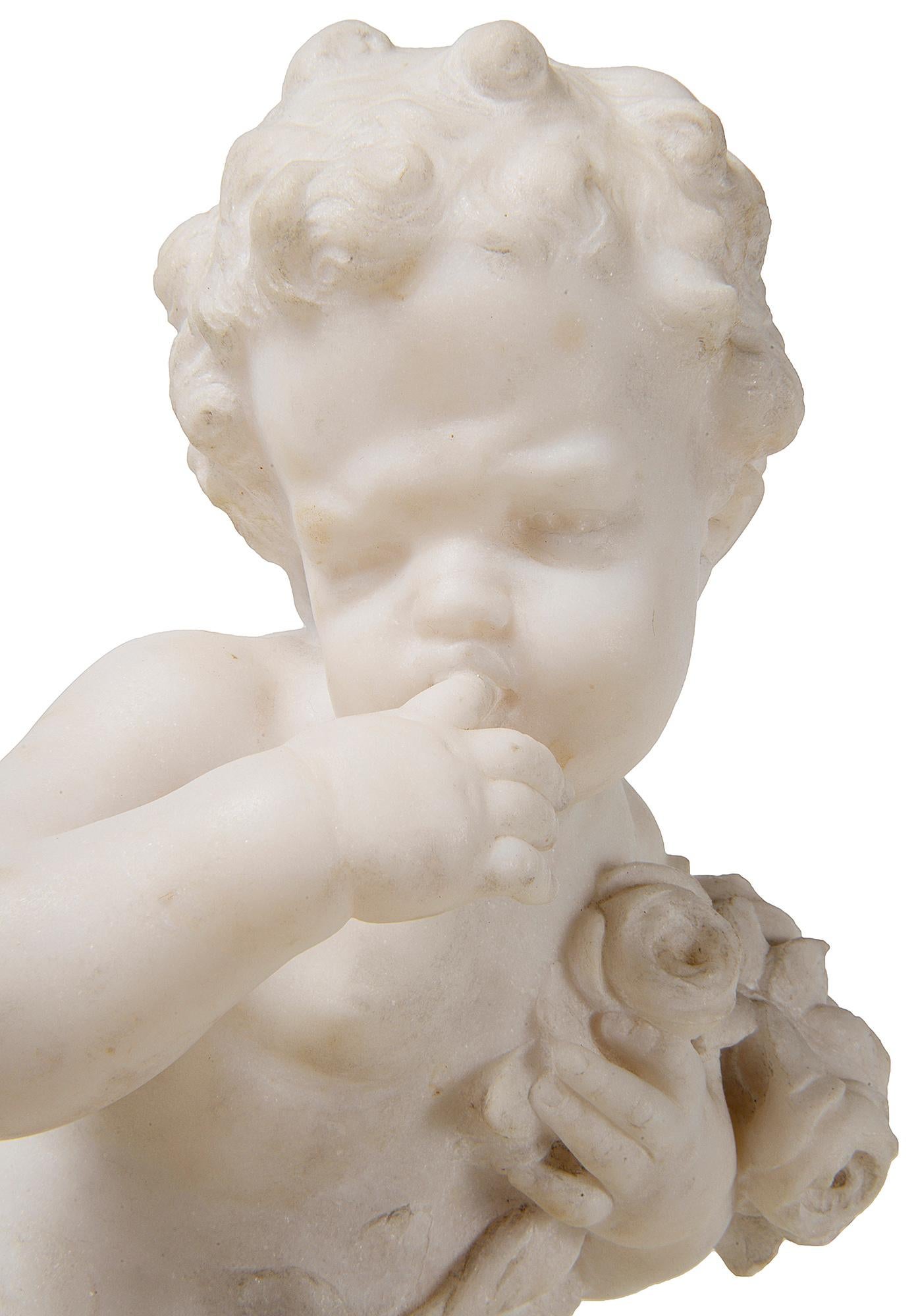 Statue italienne en marbre du 19ème siècle, enfant assis tenant des fleurs en vente 1
