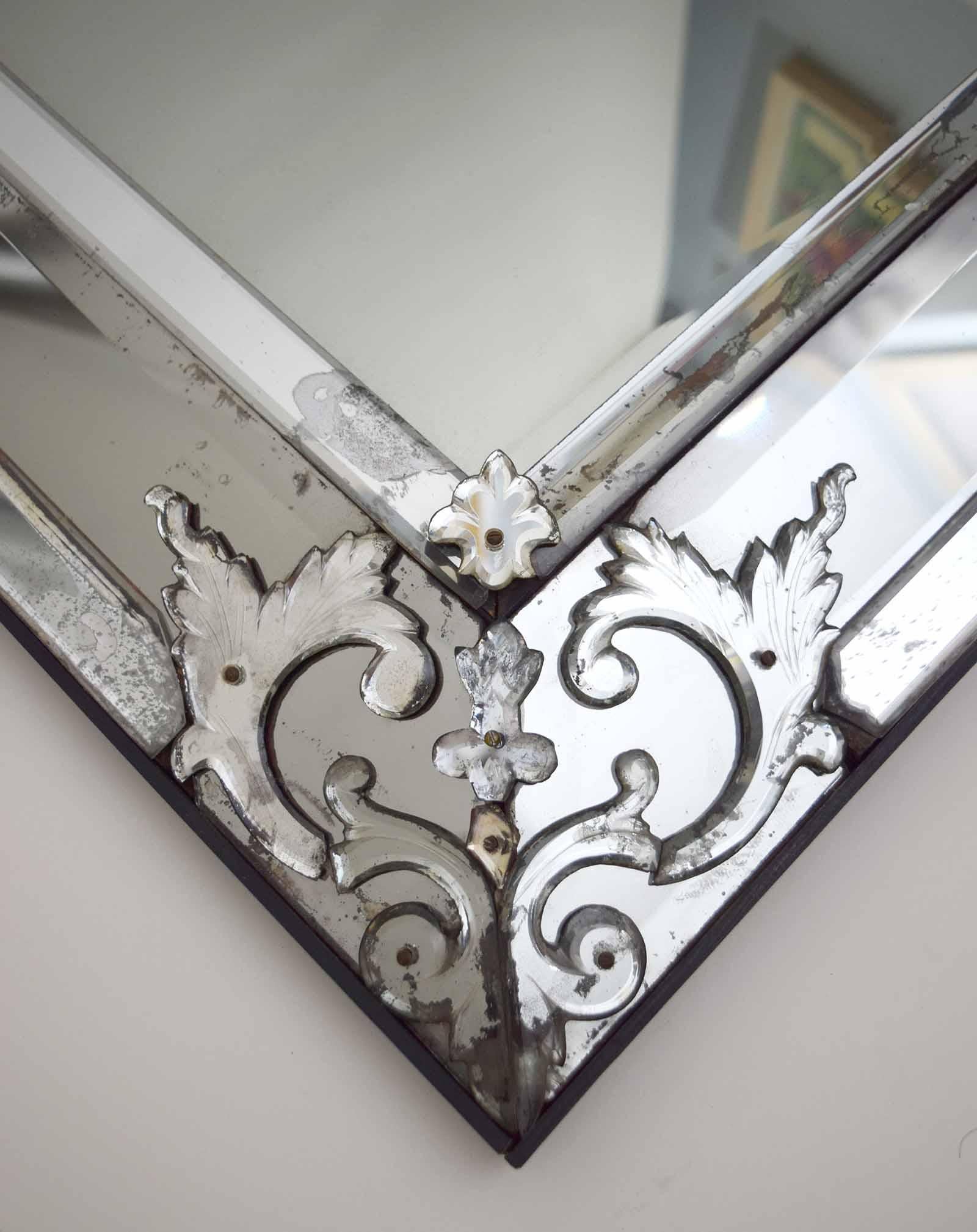 Dieser Spiegel aus Quecksilberglas wurde im 19. Jahrhundert in Italien hergestellt und hat eine gräuliche Färbung, die ihm einen geheimnisvollen Charakter verleiht. Stilistisch knüpft er an die Spiegelrahmen des 17. Jahrhunderts an, die in den