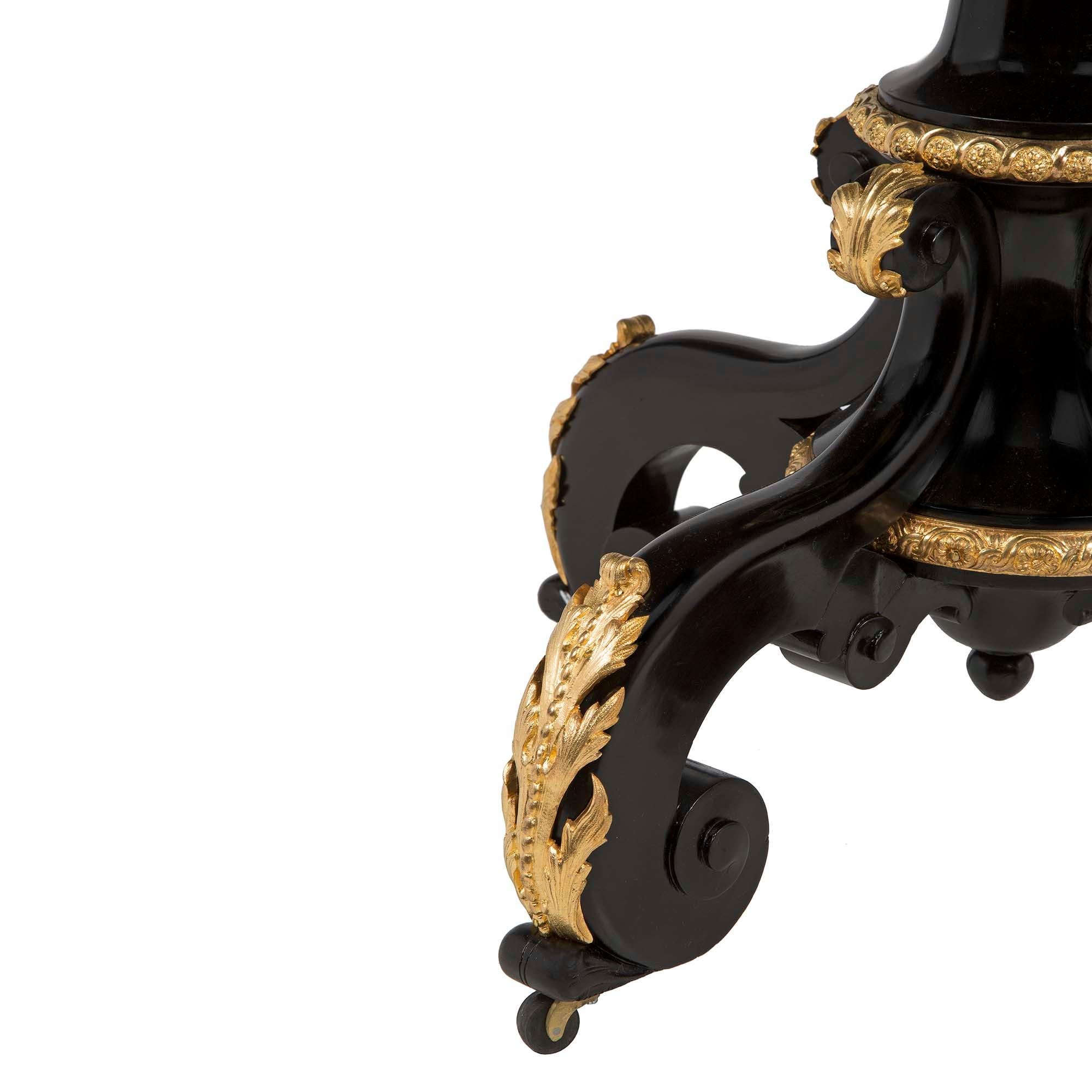 Table italienne du 19ème siècle d'époque Napoléon III en ébène et florentine en vente 2