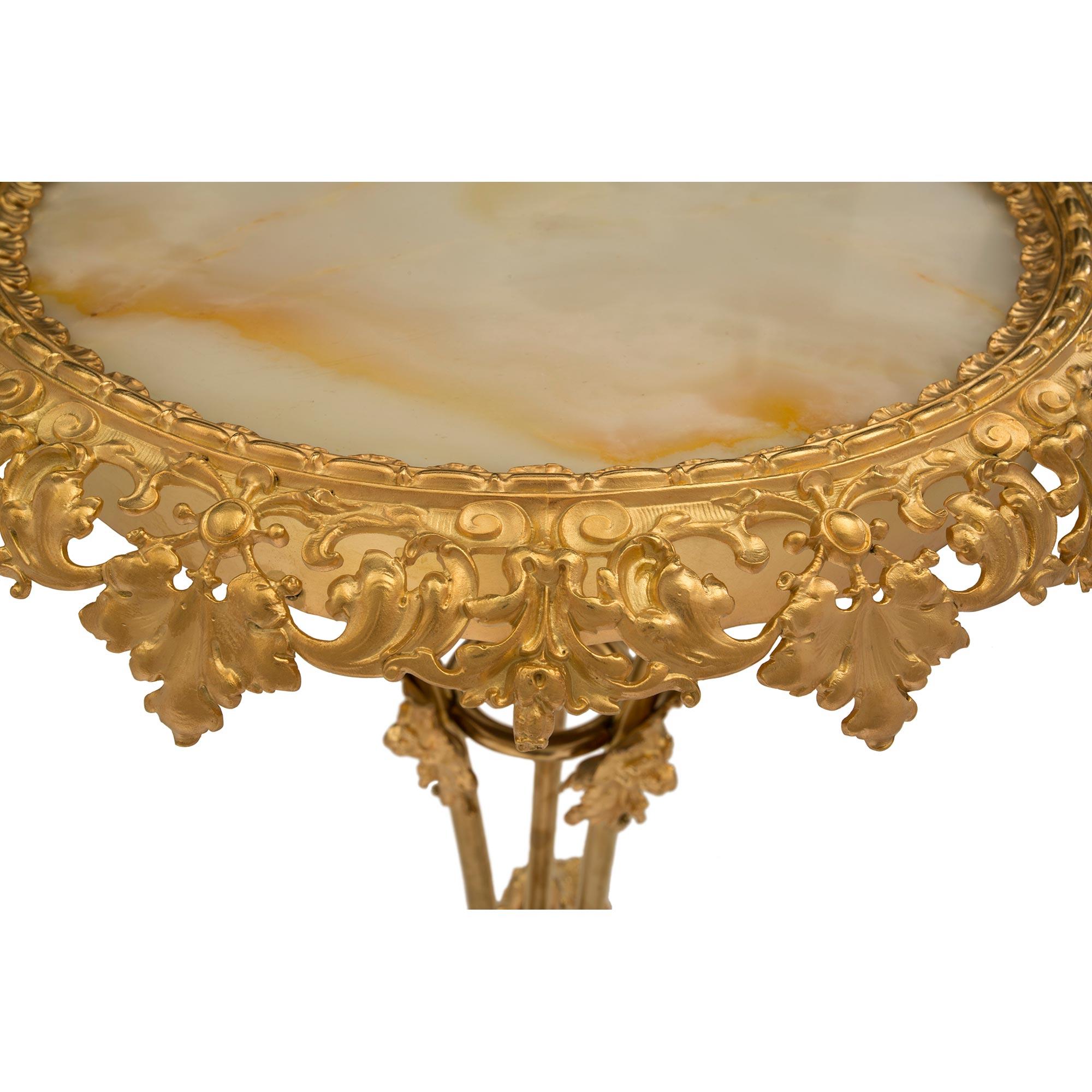 XIXe siècle Table d'appoint italienne d'époque Napoléon III du 19ème siècle en bronze doré et onyx en vente