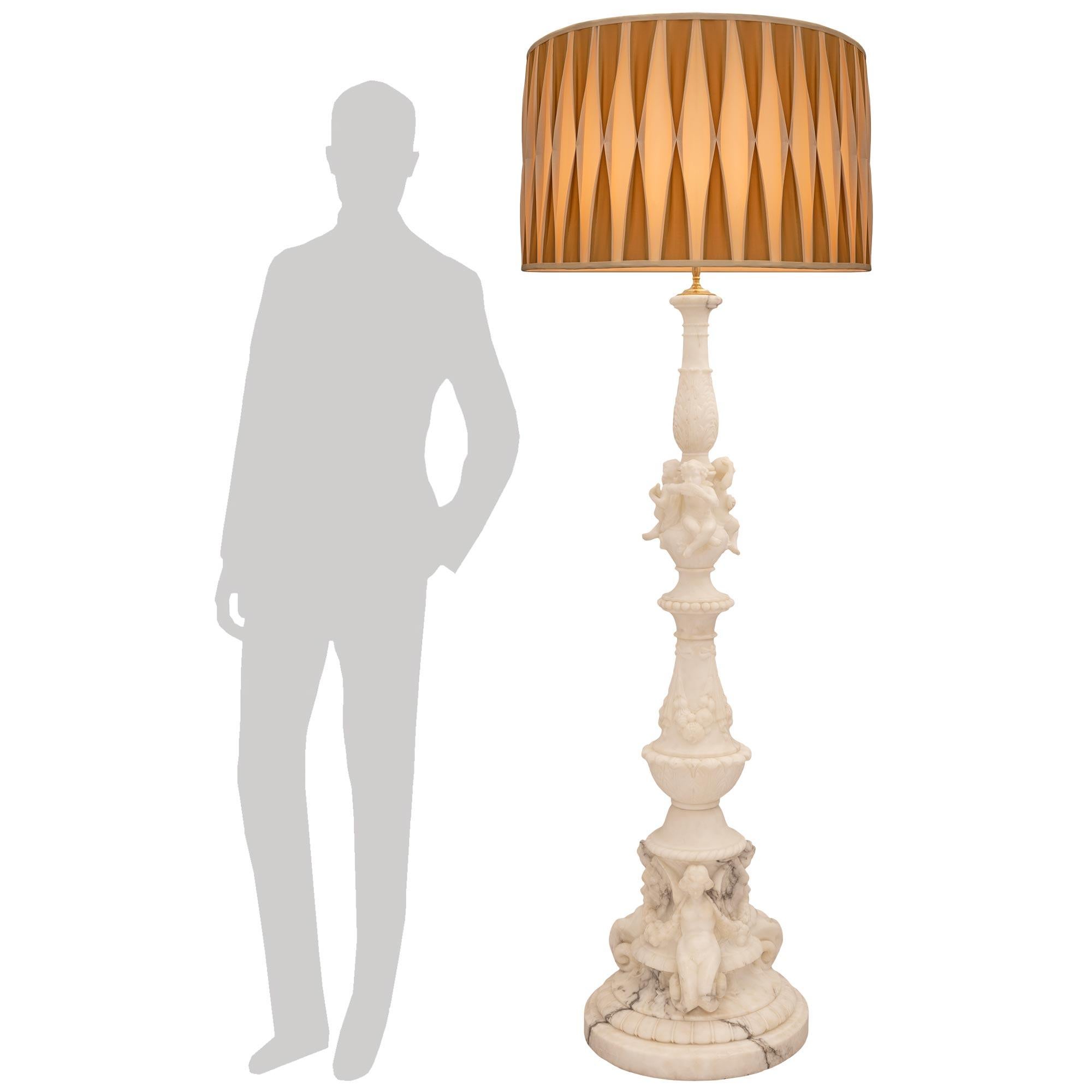 Eine sehr hochwertige und beeindruckende italienische neoklassizistische Stehlampe aus dem 19. Alabaster Stehlampe. Diese atemberaubende Stehleuchte steht auf einem runden, abgestuften Sockel mit Zackenmuster. Der Sockel über dem Sockel ist mit drei