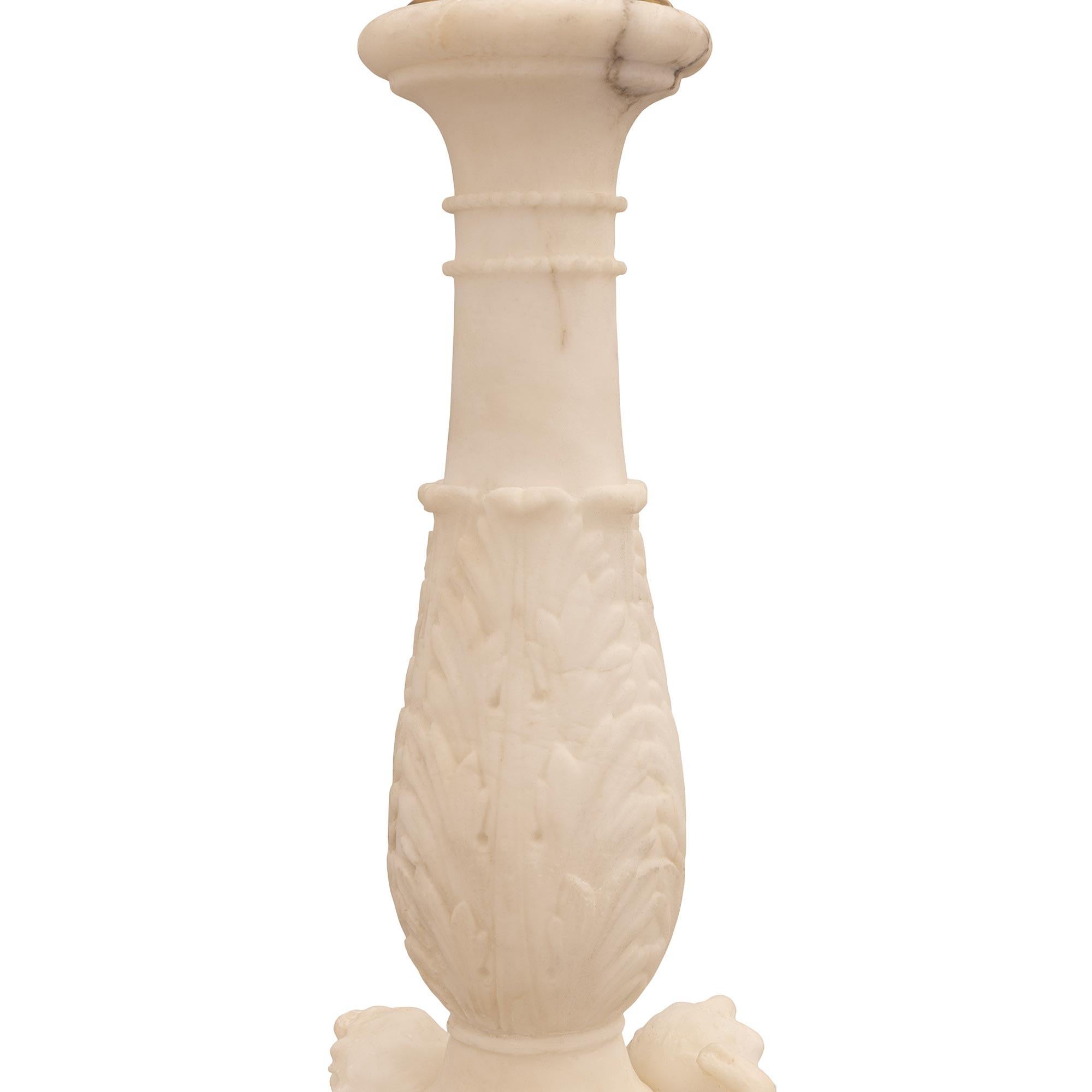Italienische neoklassische Stehlampe aus dem 19. Alabaster Stehlampe im Zustand „Gut“ im Angebot in West Palm Beach, FL