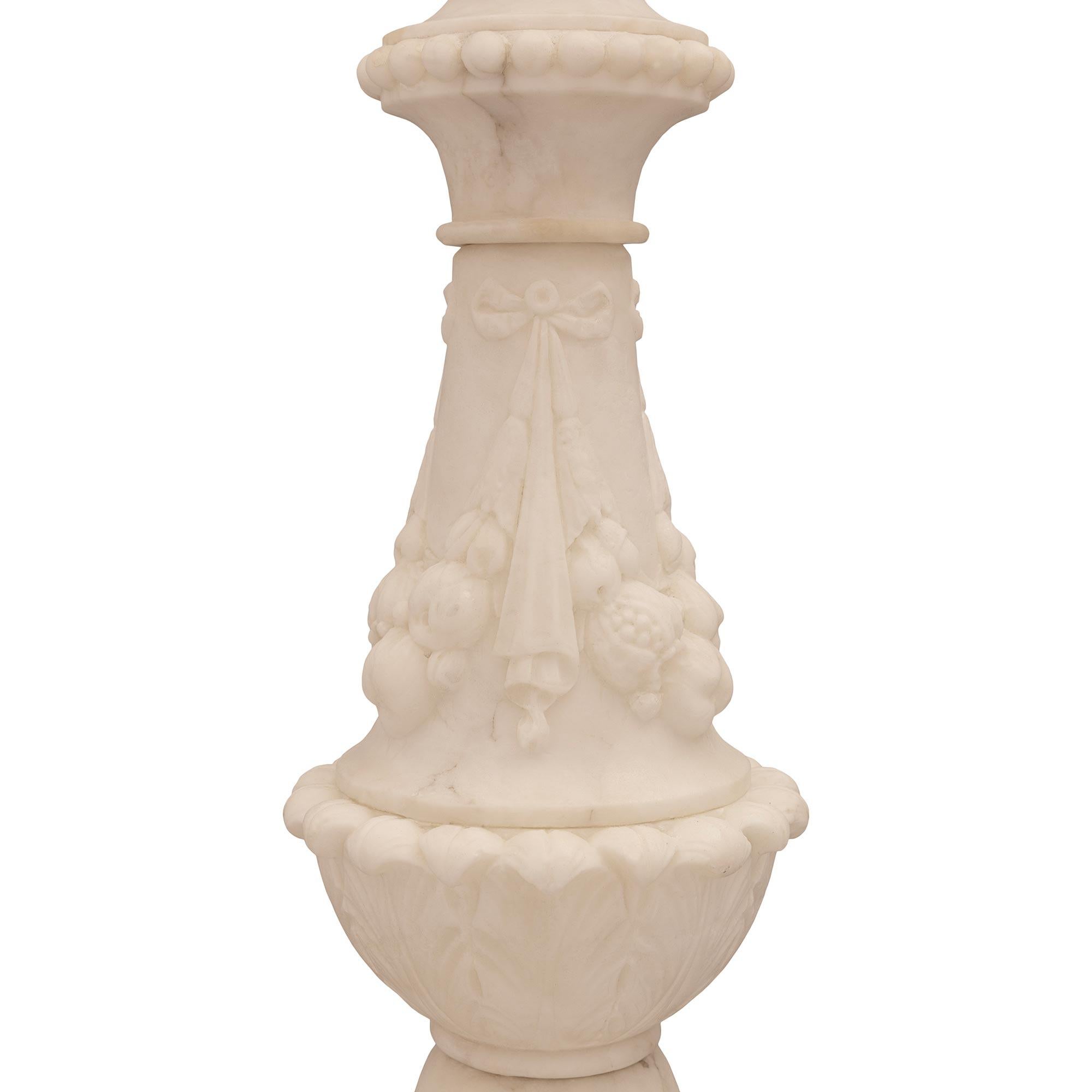 Italienische neoklassische Stehlampe aus dem 19. Alabaster Stehlampe (Marmor) im Angebot