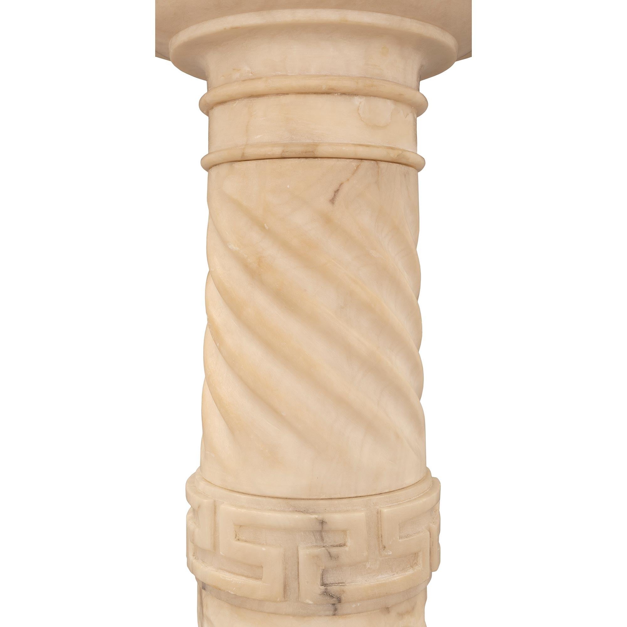 Columne à piédestal en albâtre de style néoclassique italien du 19ème siècle Bon état - En vente à West Palm Beach, FL