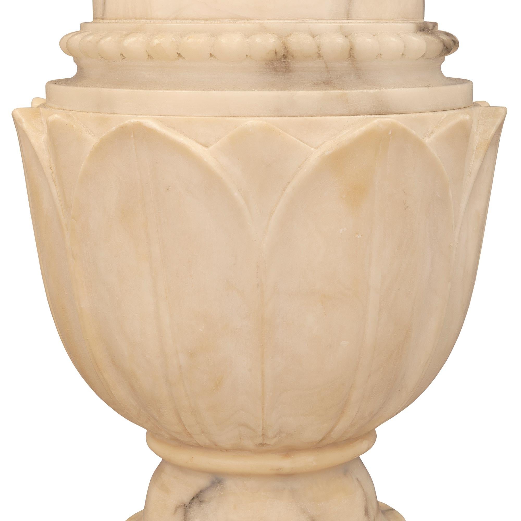 Marbre Columne à piédestal en albâtre de style néoclassique italien du 19ème siècle en vente